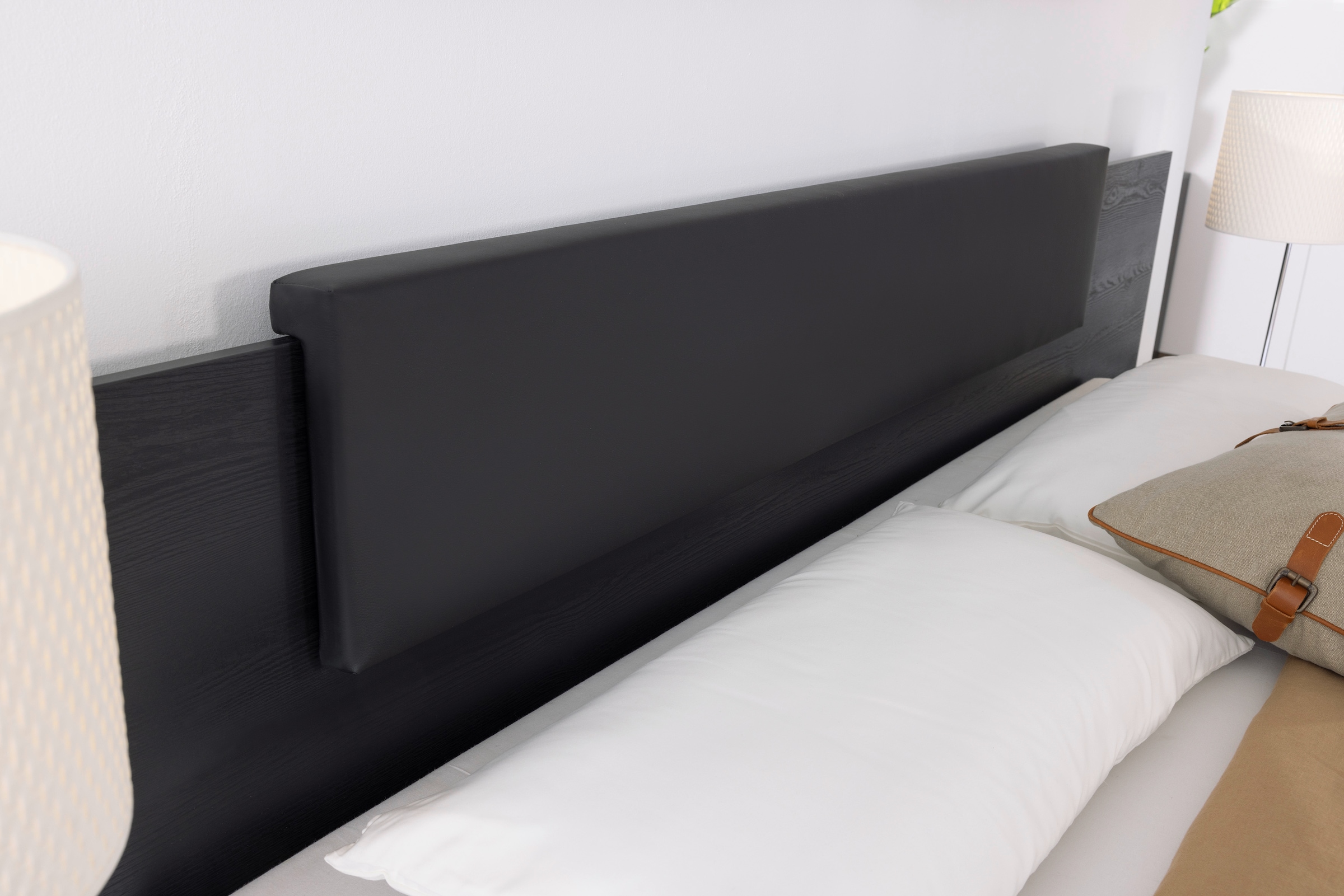rauch Schlafzimmer-Set »Miro«, Drehtürenschrank in 2 Breiten, Bett in 2 Größen und 2 Hängenachttische