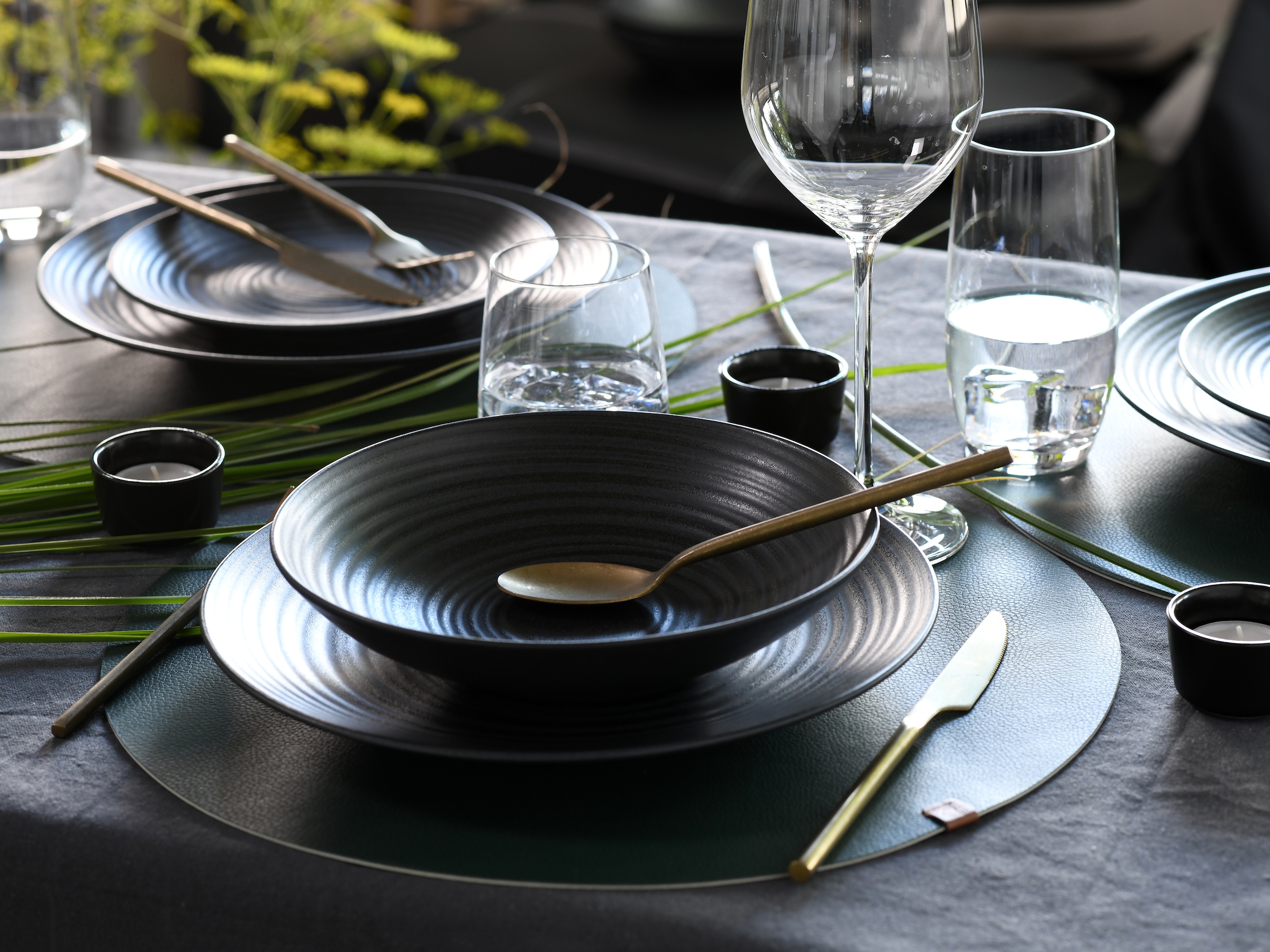 CreaTable Tafelservice »Geschirr-Set Lava Stone«, (Set, 12 tlg., Teller Set für 4 Personen), Service, schwarz, Reliefdekor, Made in Europe, 12 Teile für 4 Personen