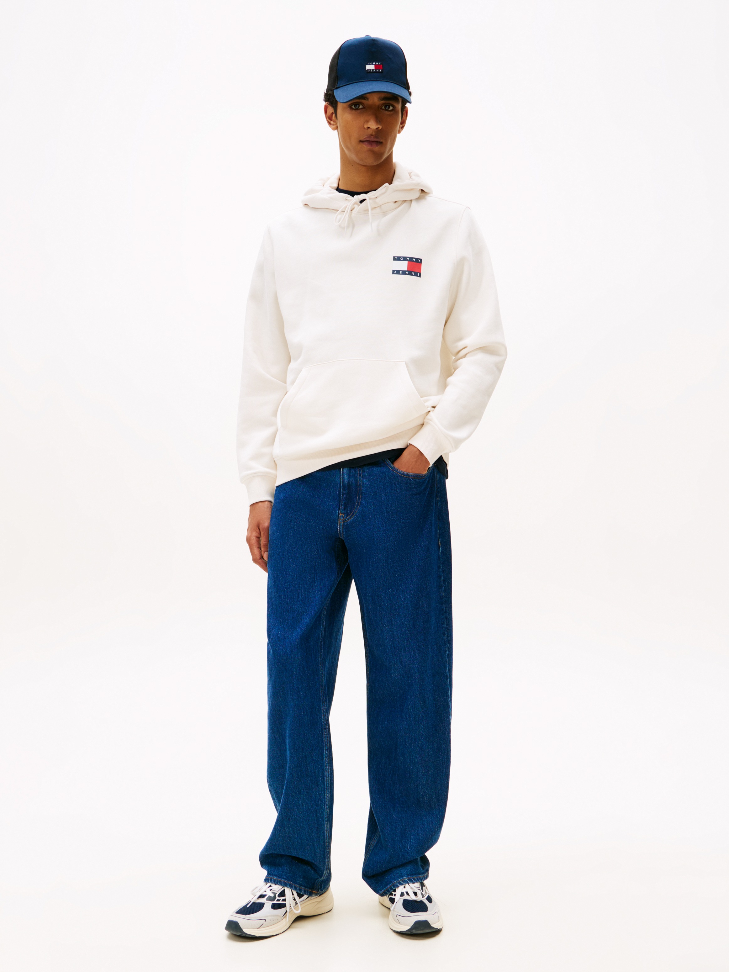 Tommy Jeans Sweatshirt »TJM REG ESSENTIAL FLAG HOOD EXT«, mit bedruckten Markenlogo auf Brusthöhe