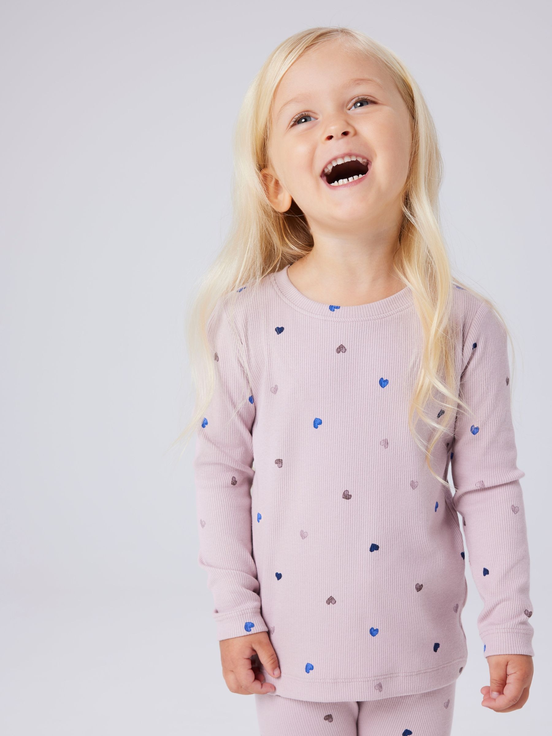 Name It Langarmshirt »NMFNUTTI LS TOP NOOS« mit tollem Herzchen-Alloverprint