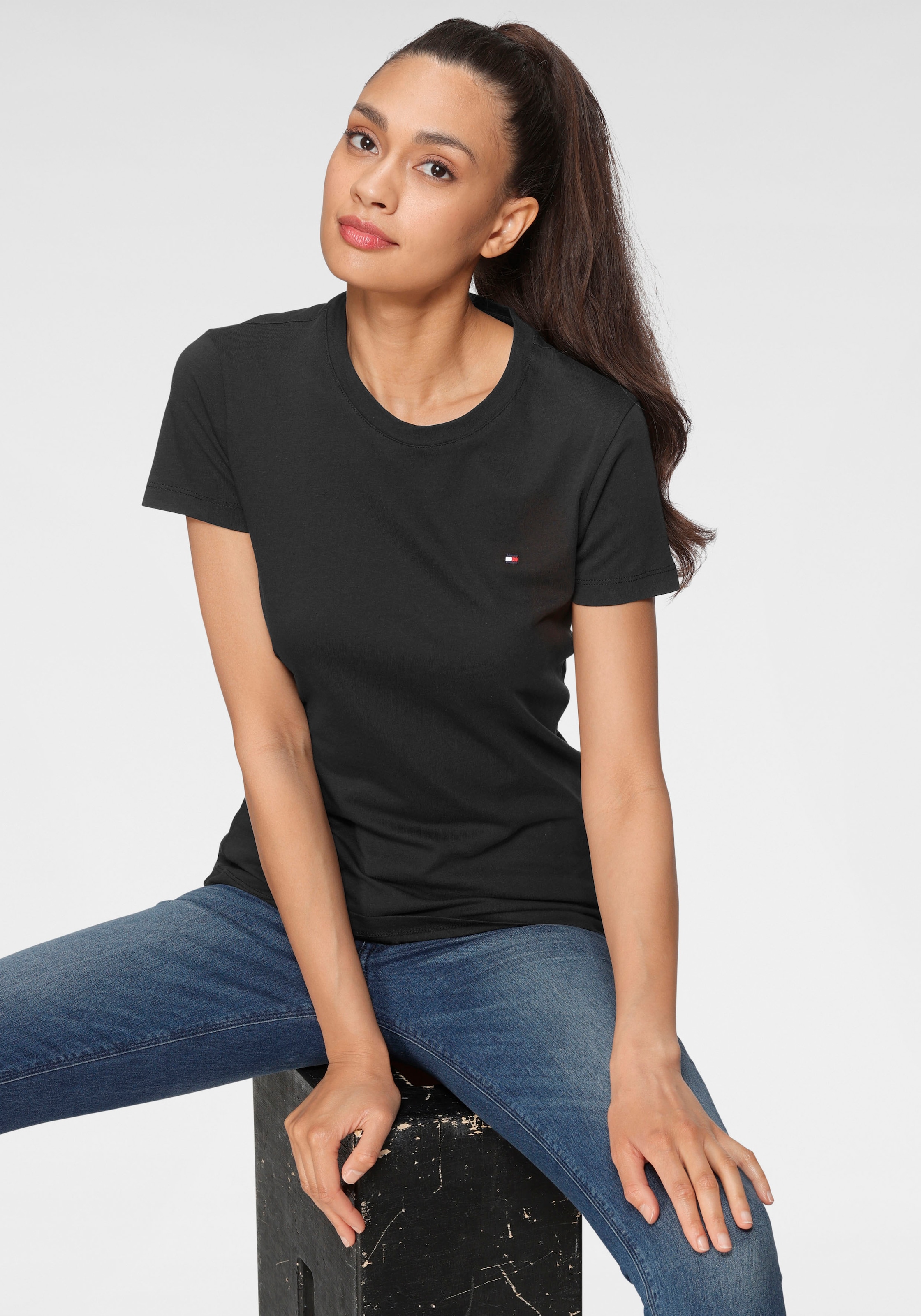 Tommy Hilfiger T-Shirt »HERITAGE CREW NECK TEE«, mit Tommy Hilfiger Logo-Flag auf der Brust