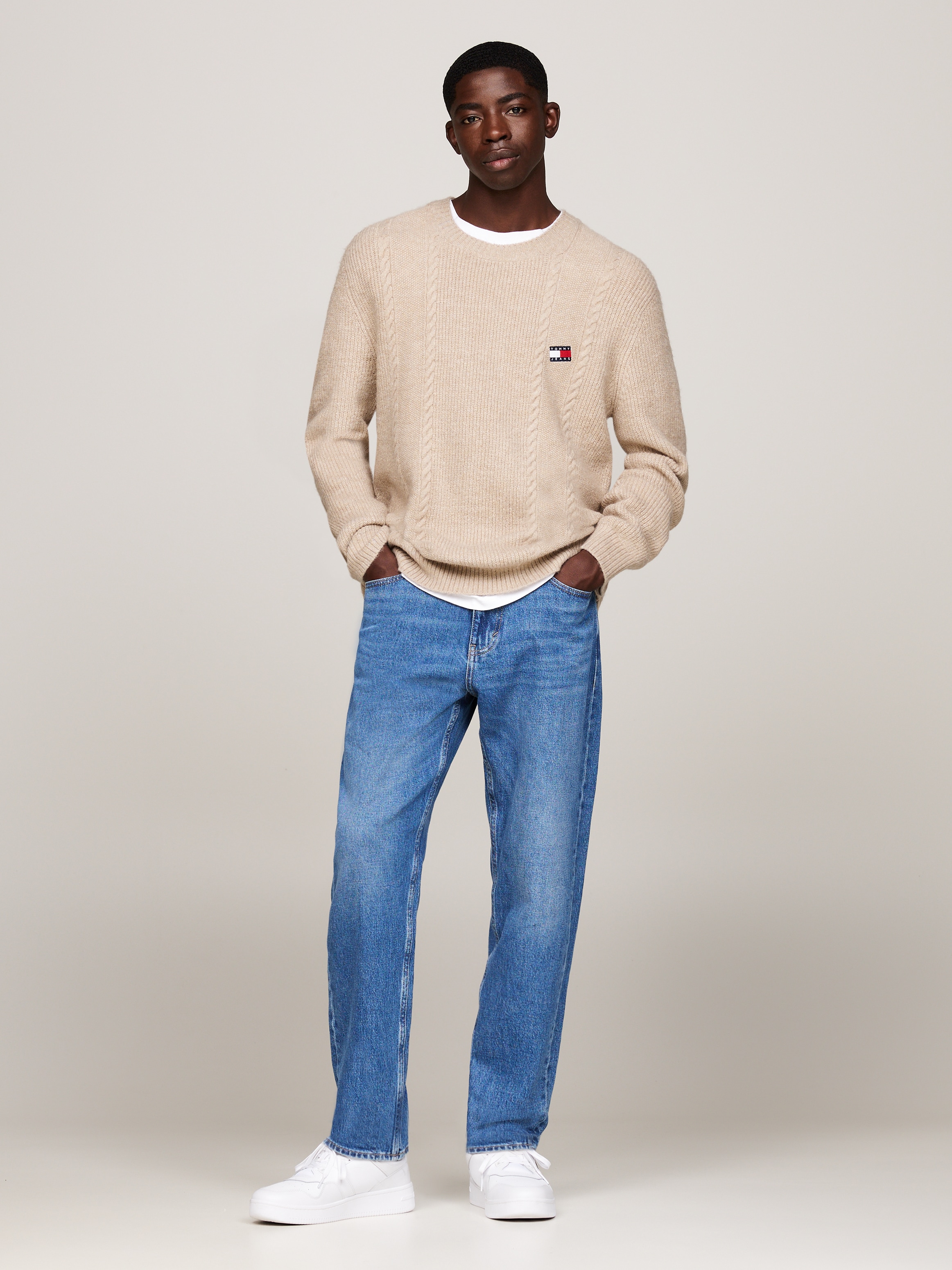 Tommy Jeans Sweatshirt »TJM SLIM CABLE KNIT CNECK«, mit bestickten Markenlogo, Strickmuster