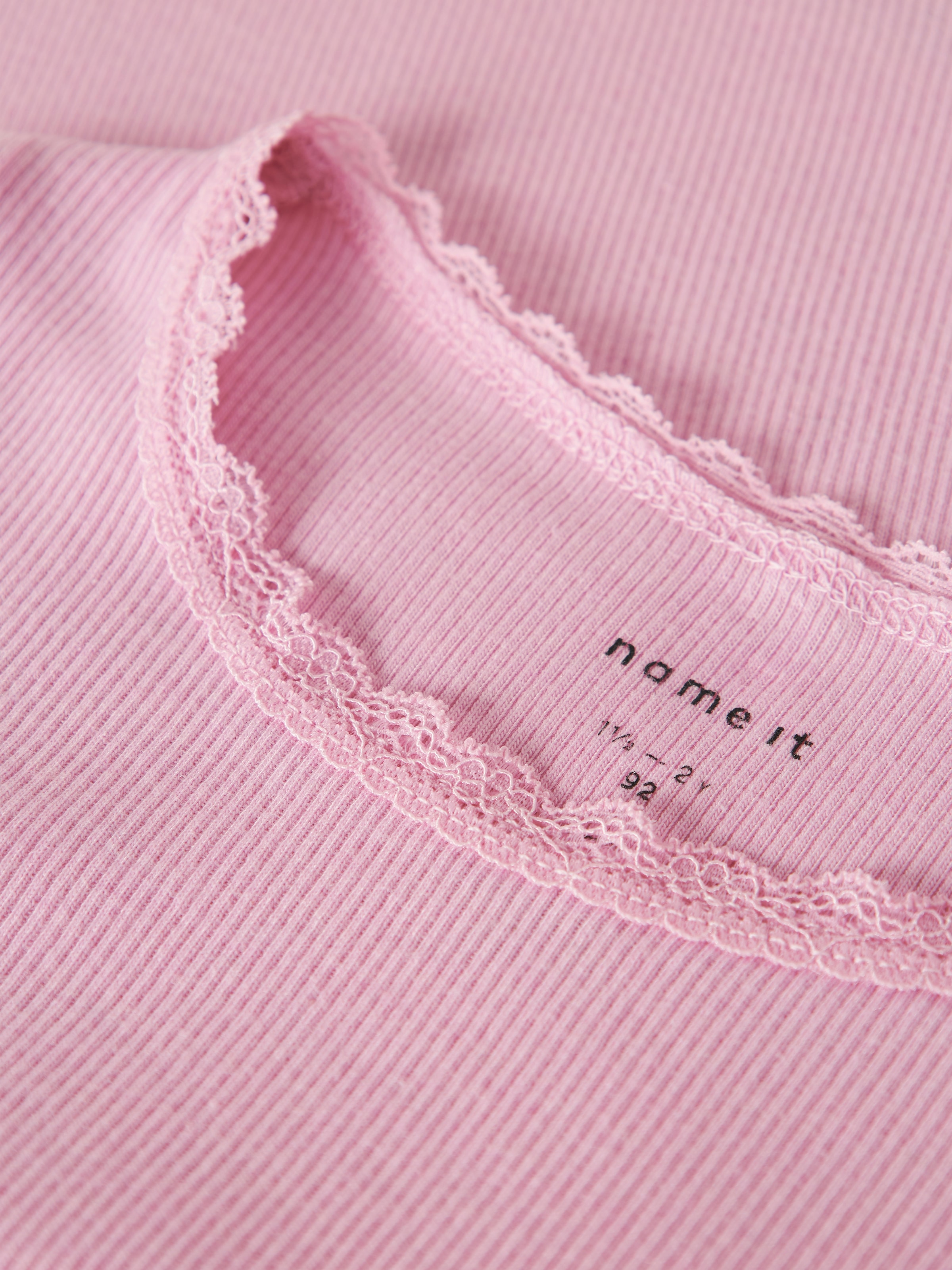 Name It Langarmshirt »NMFKAB LS TOP NOOS« in Feinripp und mit süßer Spitzenkante am Ausschnitt