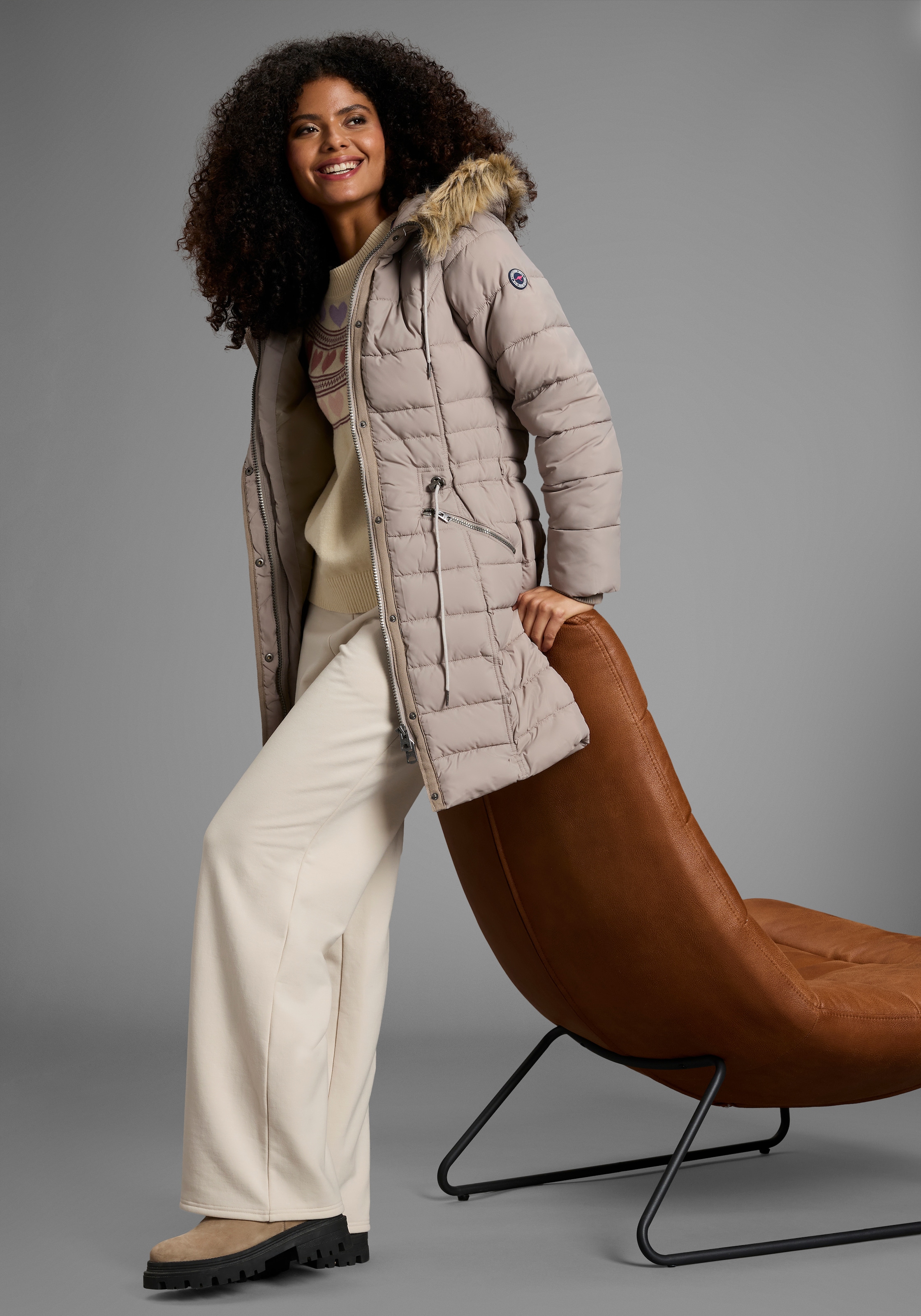 KangaROOS Steppjacke mit Kapuze figurbetonter Schnitt,  mit Reißverschlusstaschen