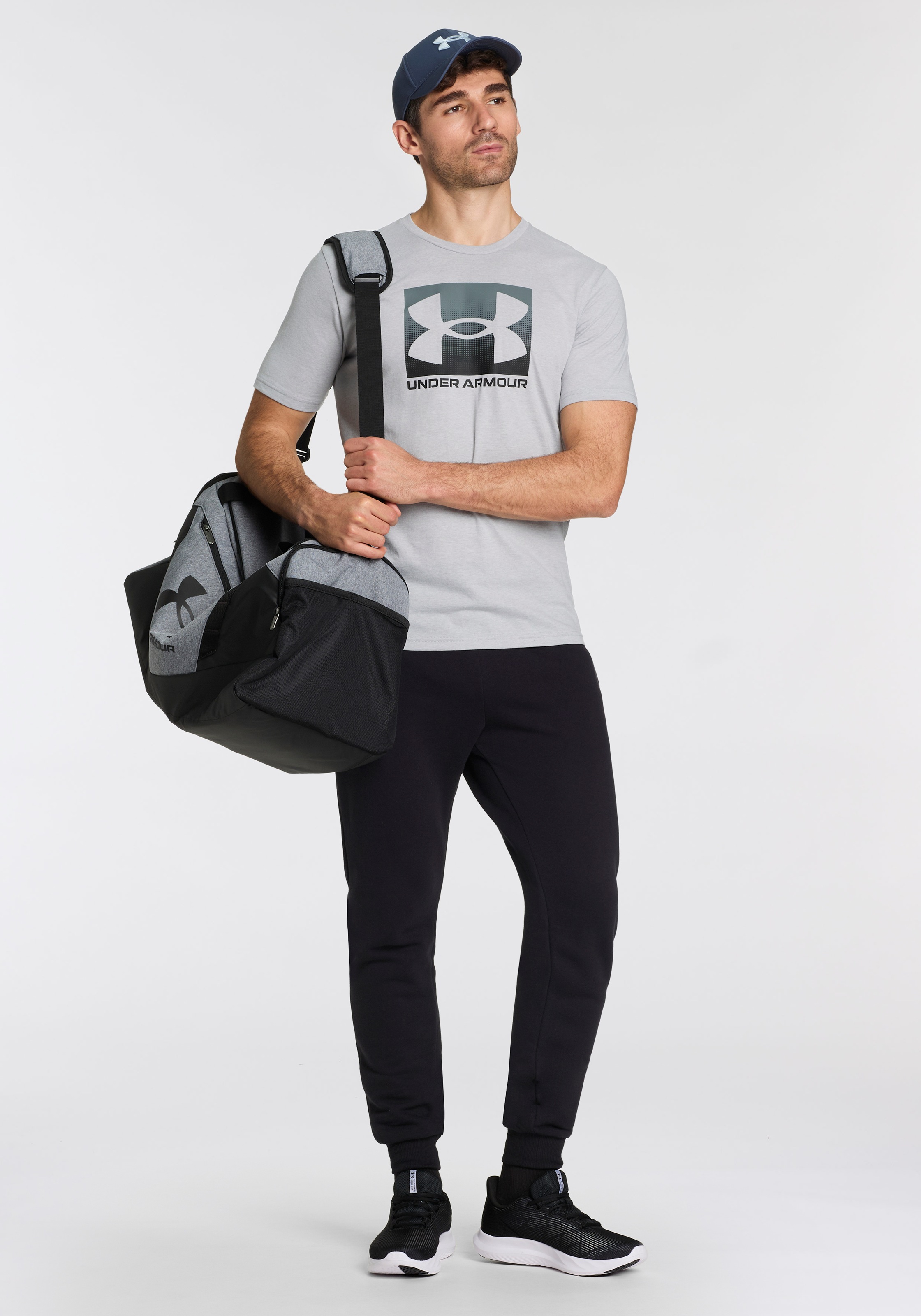 Under Armour® T-Shirt »UA M BOXED SPORTS UPDATED SS« sportlicher Stil, Rundhalsausschnitt, aus Baumwolle und Polyester