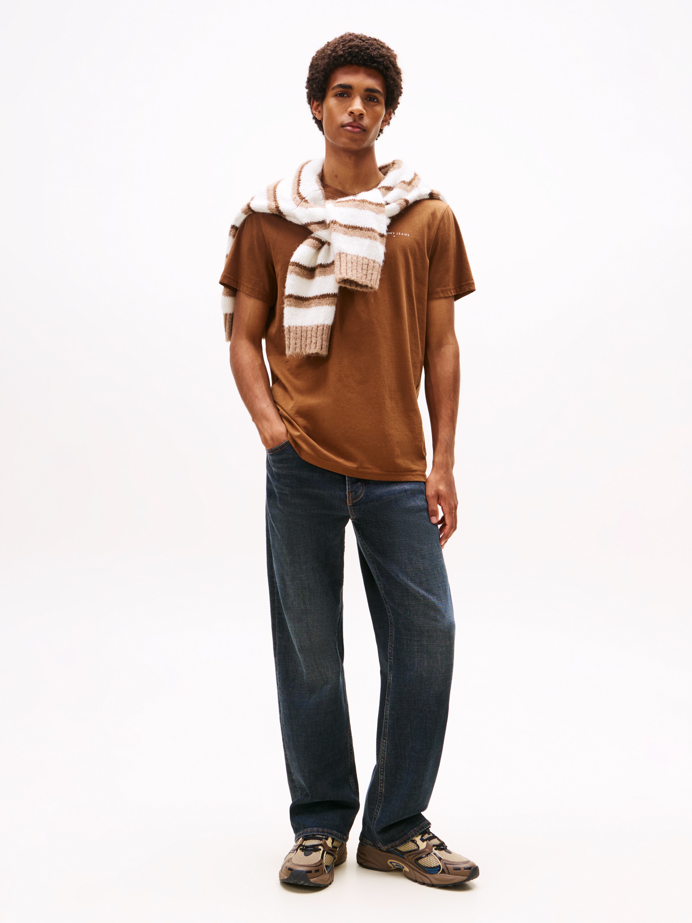 Tommy Jeans T-Shirt »TJM SLIM LINEAR CHEST TEE EXT«, Mit Rundhalsausschnitt