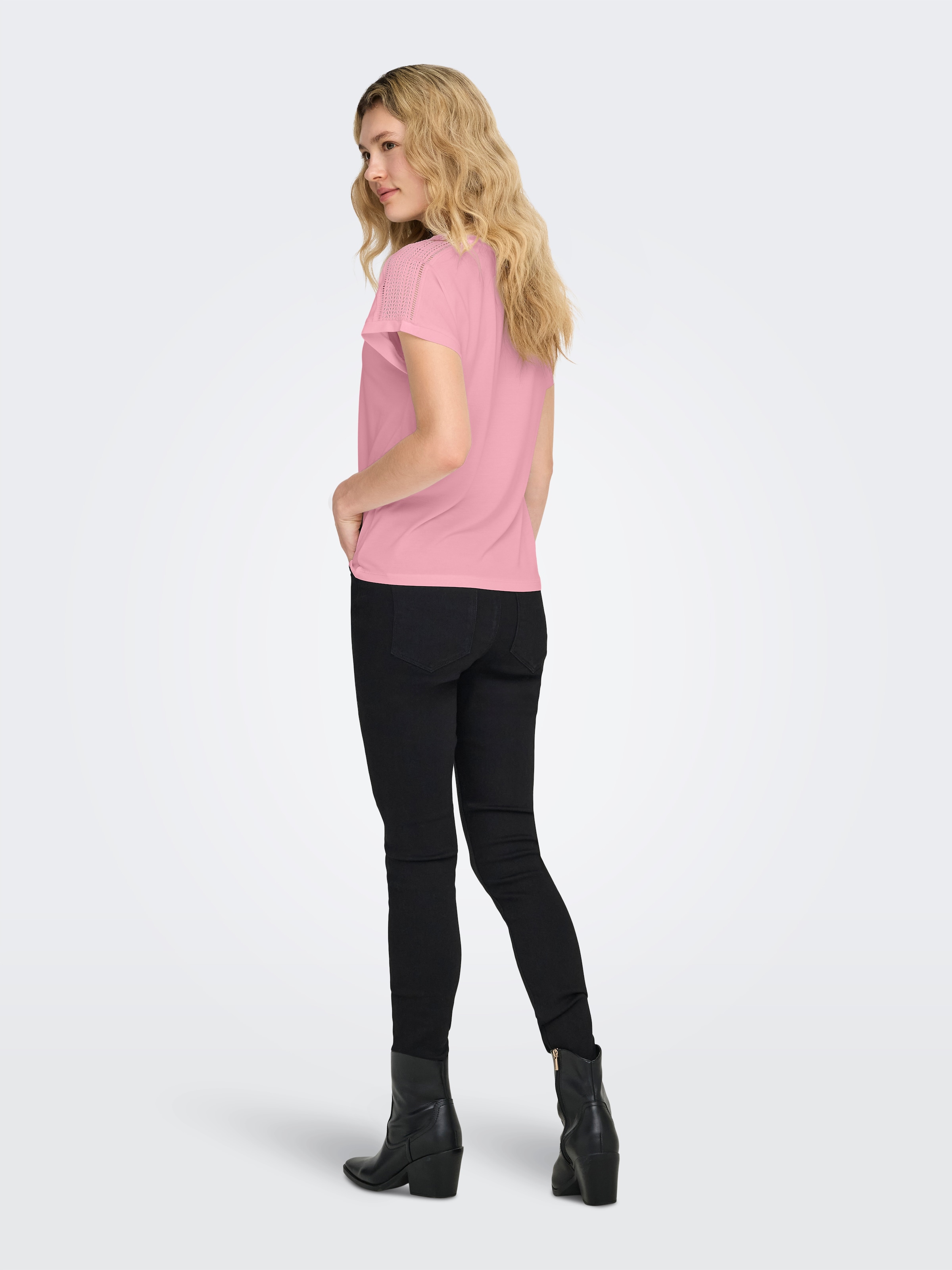 ONLY V-Shirt »ONLFREE LIFE S/S V-NECK LACE TOP JRS« Materialmix, loose fit, V-Ausschnitt