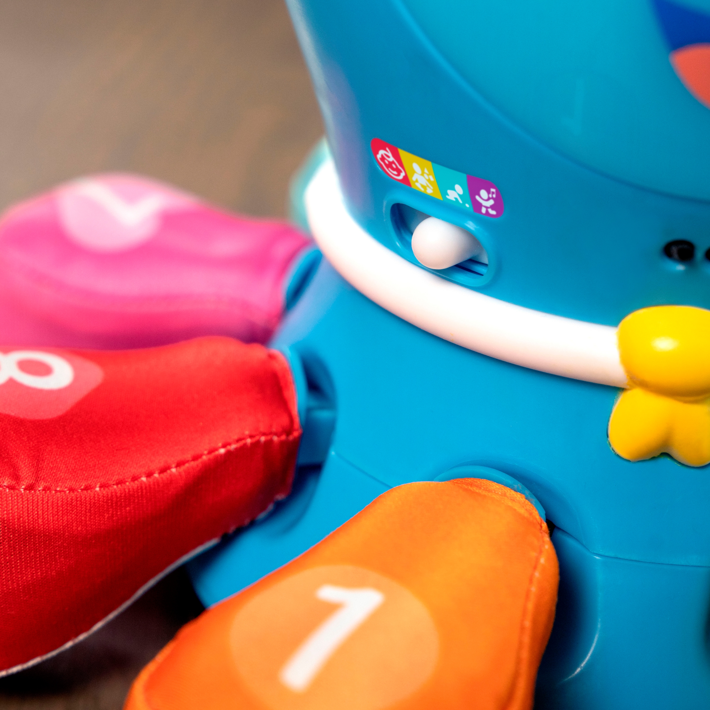 Baby Einstein Greifspielzeug »Go Opus Go™ 4-in-1 Crawl & Chase Pal«, mit Sound