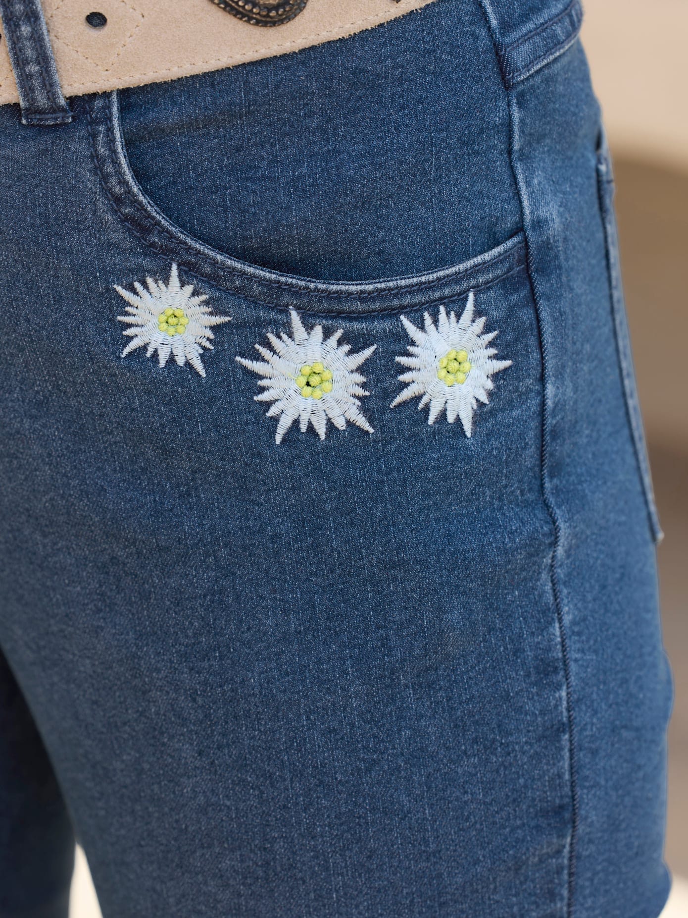 Classic Basics Trachtenjeans 1