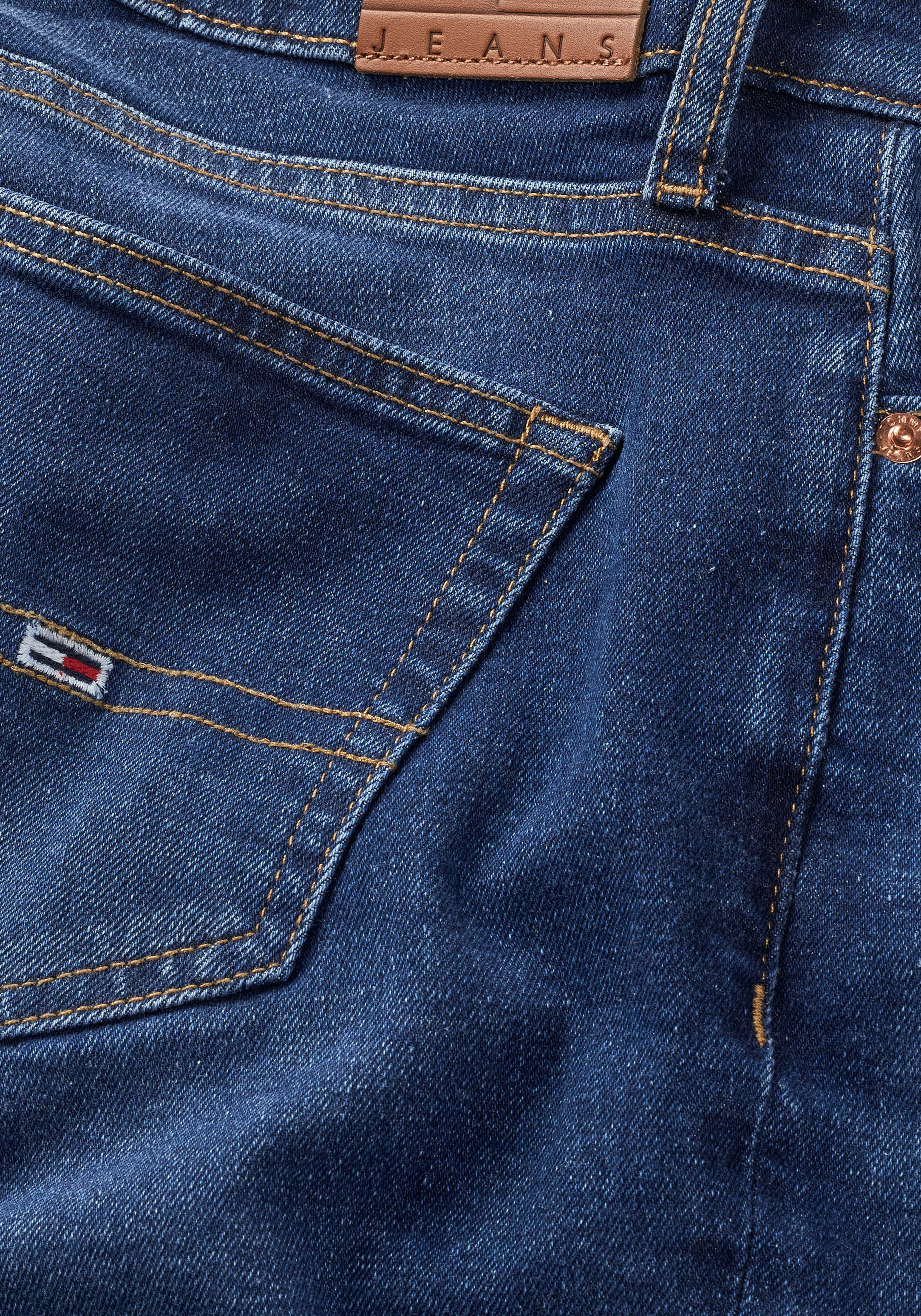Tommy Jeans Bootcut-Jeans »MADDIE MD BC DH5161«, mit Logo-Badge und Stickereien