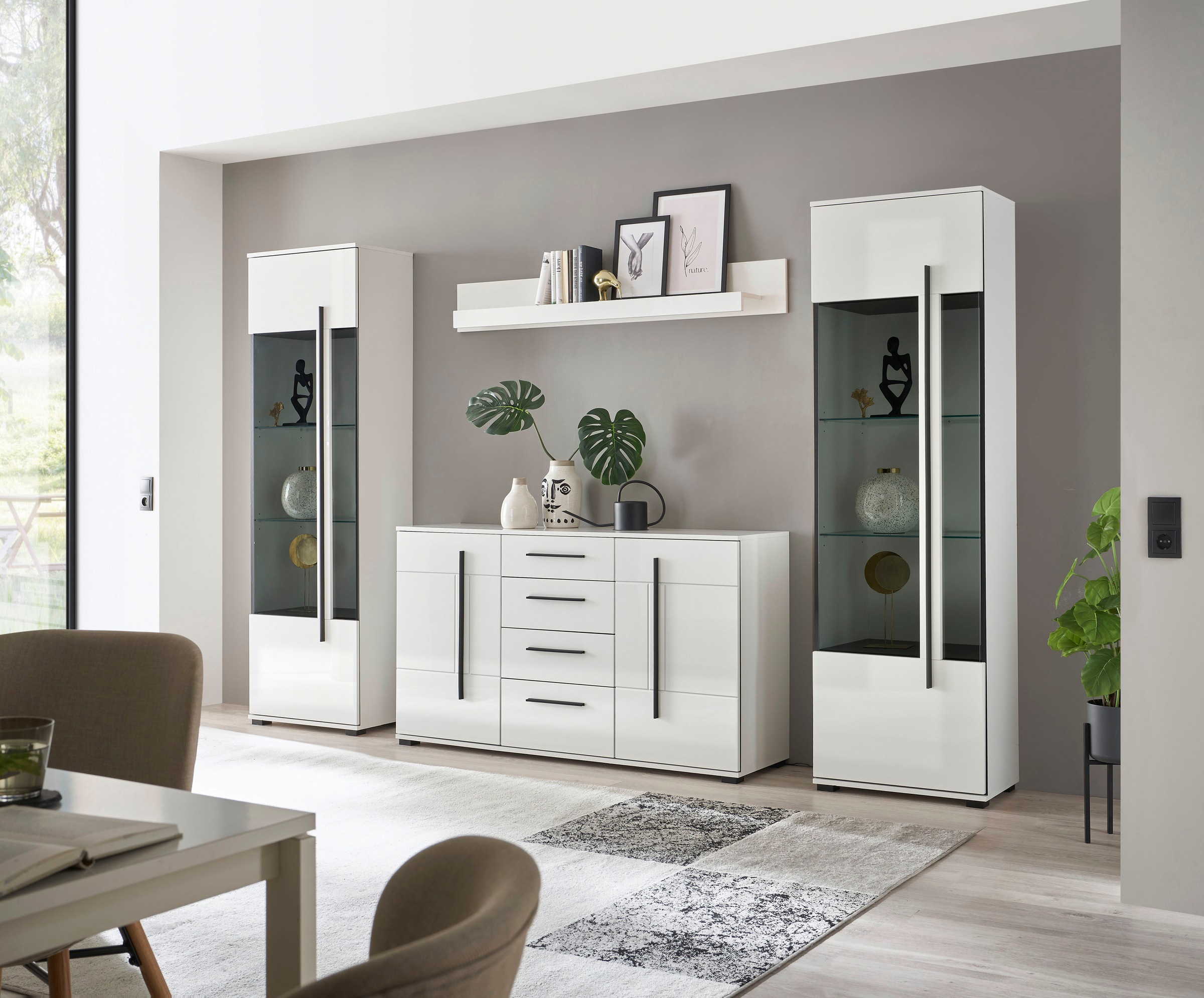 INOSIGN Vitrine »Cantara, Vitrinenschrank in Eiche Evoke oder weiß, Standvitrine«, schwarzer Stangengriff, ausreichend Stauraum, vielseitig einsetzbar