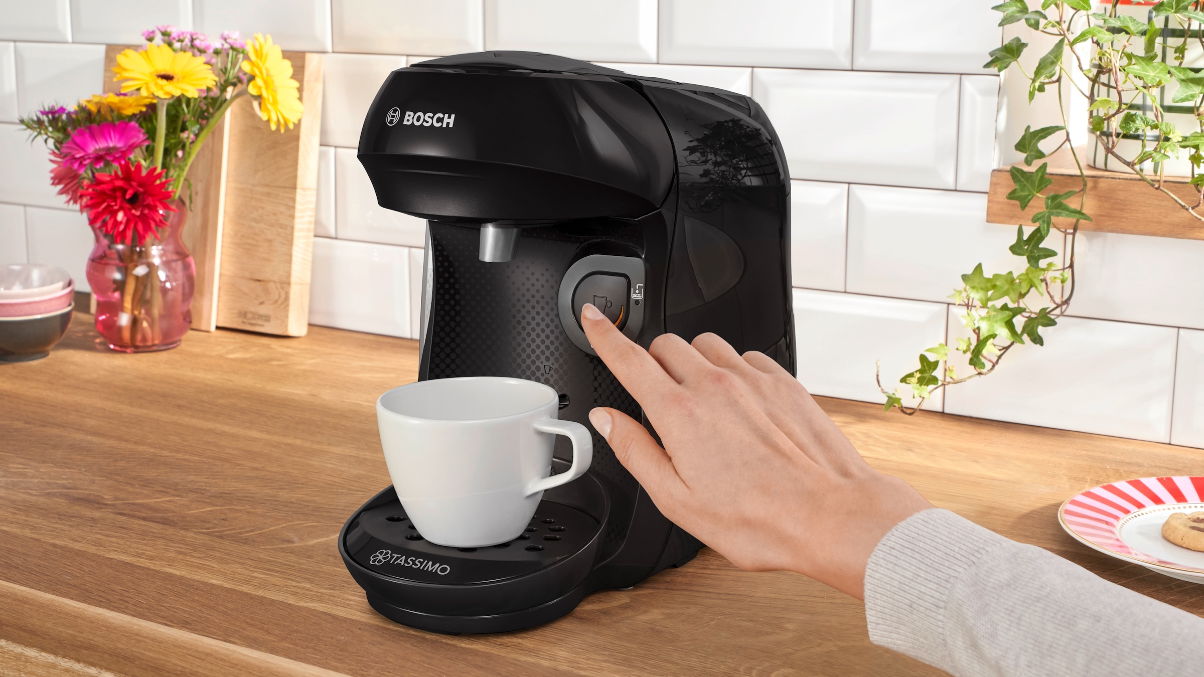 TASSIMO Kapselmaschine »happy friendly TAS102E, über 70 Getränke, platzsparend«, nachhaltig, geeignet für alle Tassen, Wassertank 0,7 L, schwarz