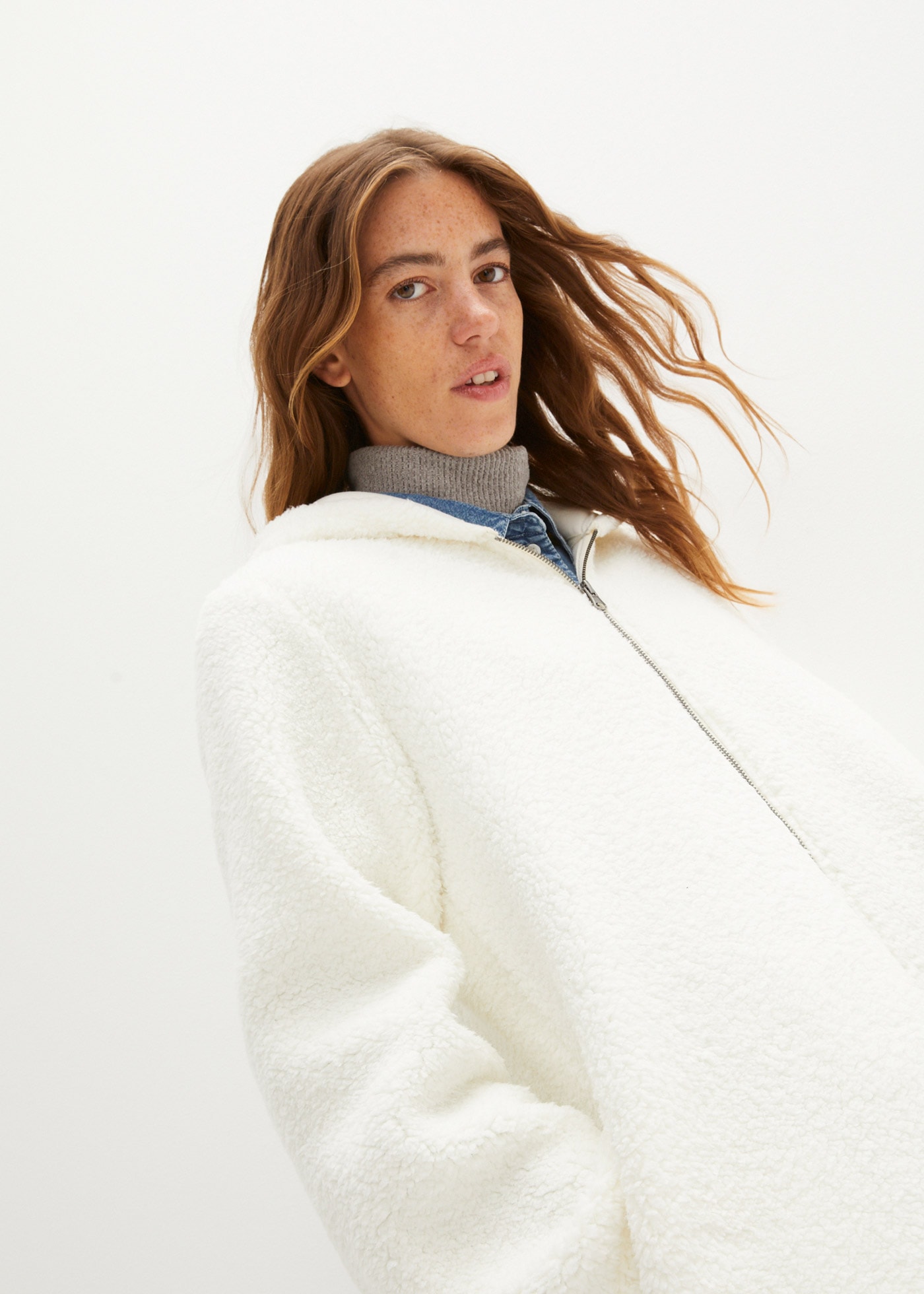 bonprix Fleecejacke mit Kapuze aus kuscheligem Teddymaterial, mit Stehkragen und Kapuze, in A-Linie