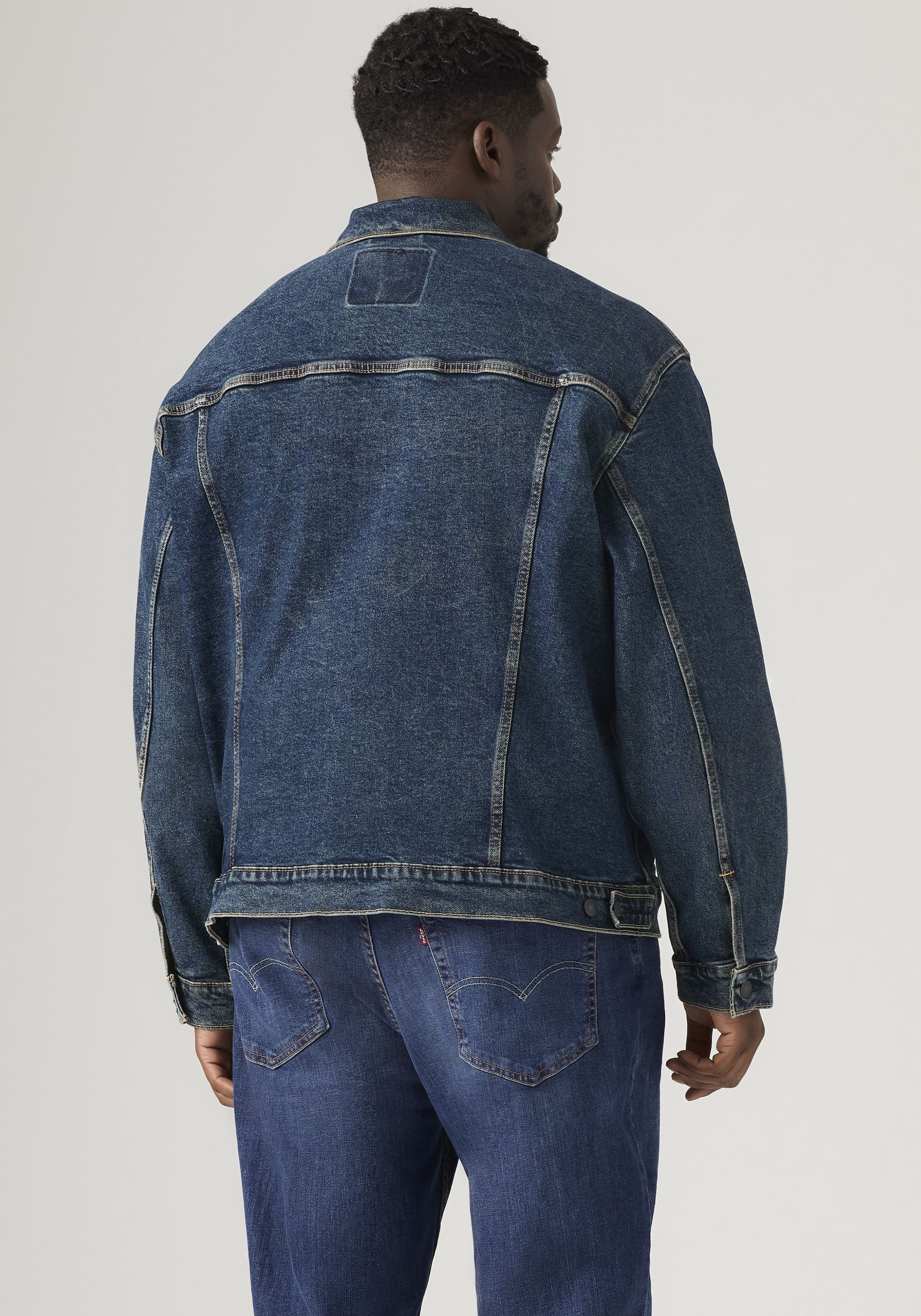 Levi's® Plus Jeansjacke »BIG TRUCKER« ohne Kapuze mit Knopfleiste und Brusttaschen