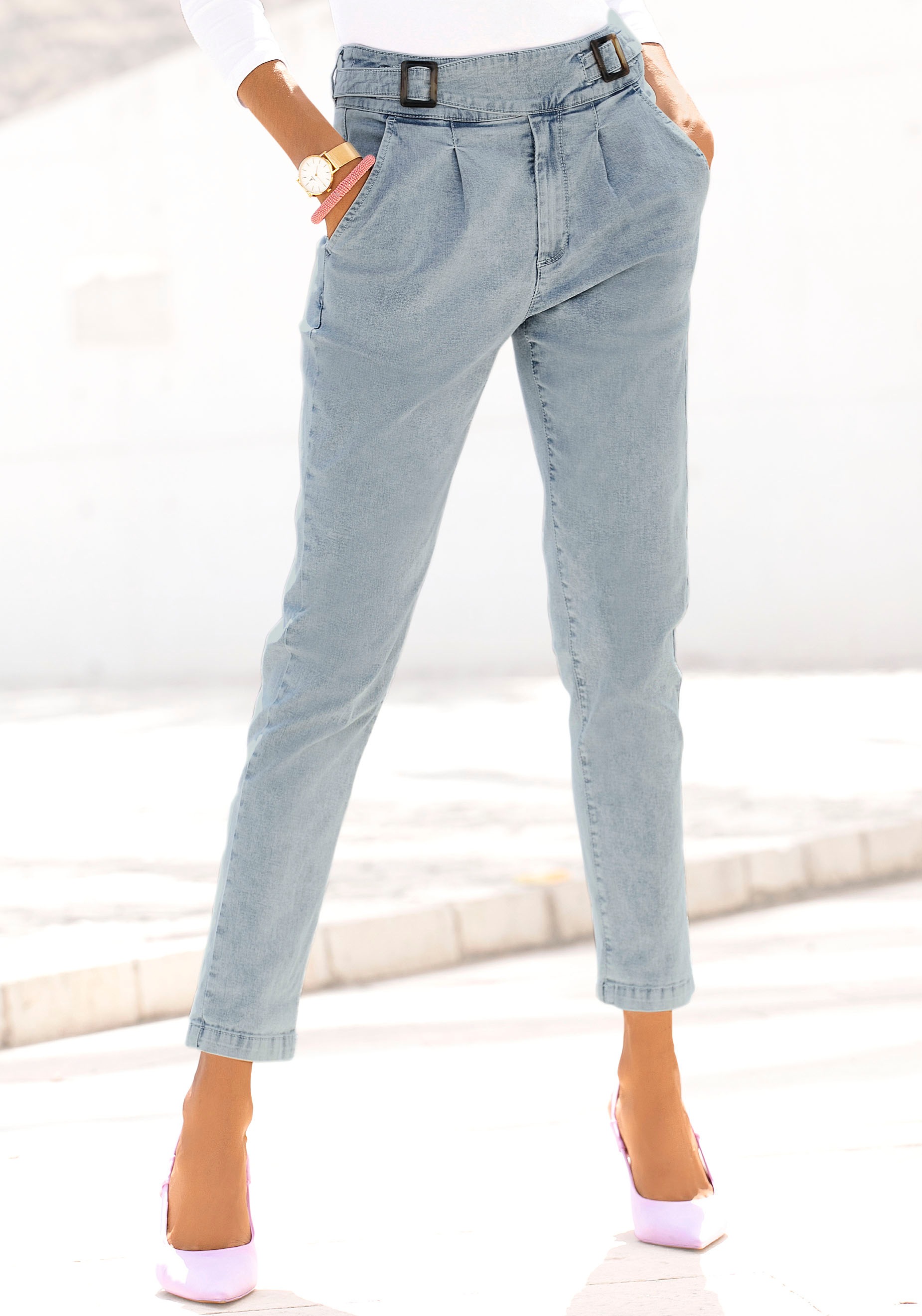 Buffalo Bequeme Jeans, mit Bundfalten und Schnallen kaufen
