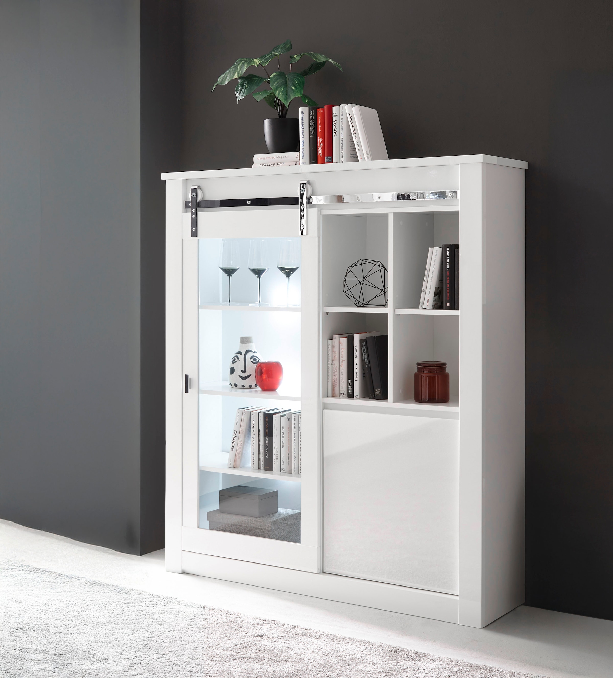 Home affaire Vitrine »Daytona, moderner Hochschrank, Glasvitrine in Weiß Hochglanz« mit Schiebetürenbeschlag in Chrom-Optik, ausreichend Stauraum