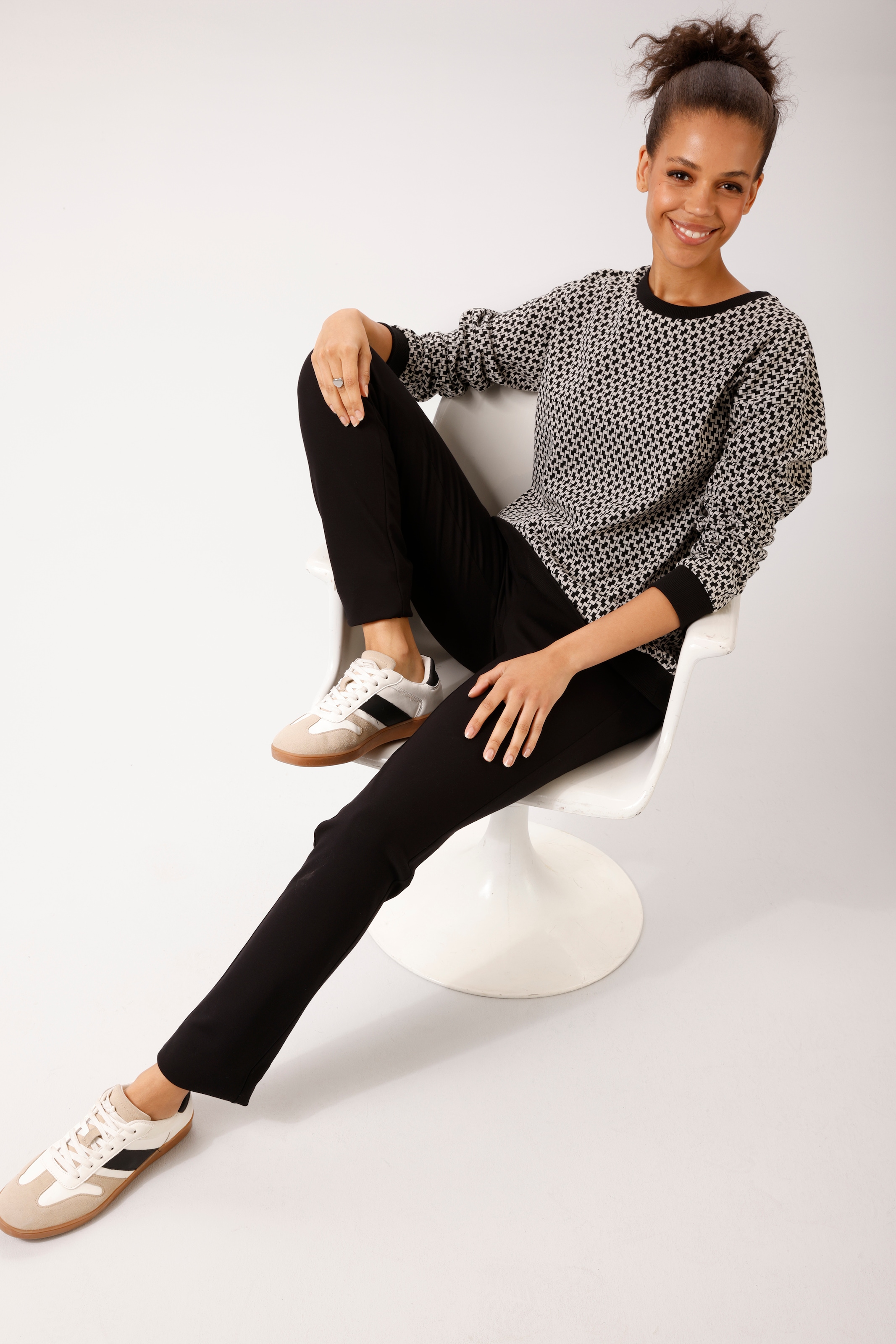 Aniston CASUAL Sweatshirt , mit grafischem Minimal-Muster - NEUE KOLLEKTION
