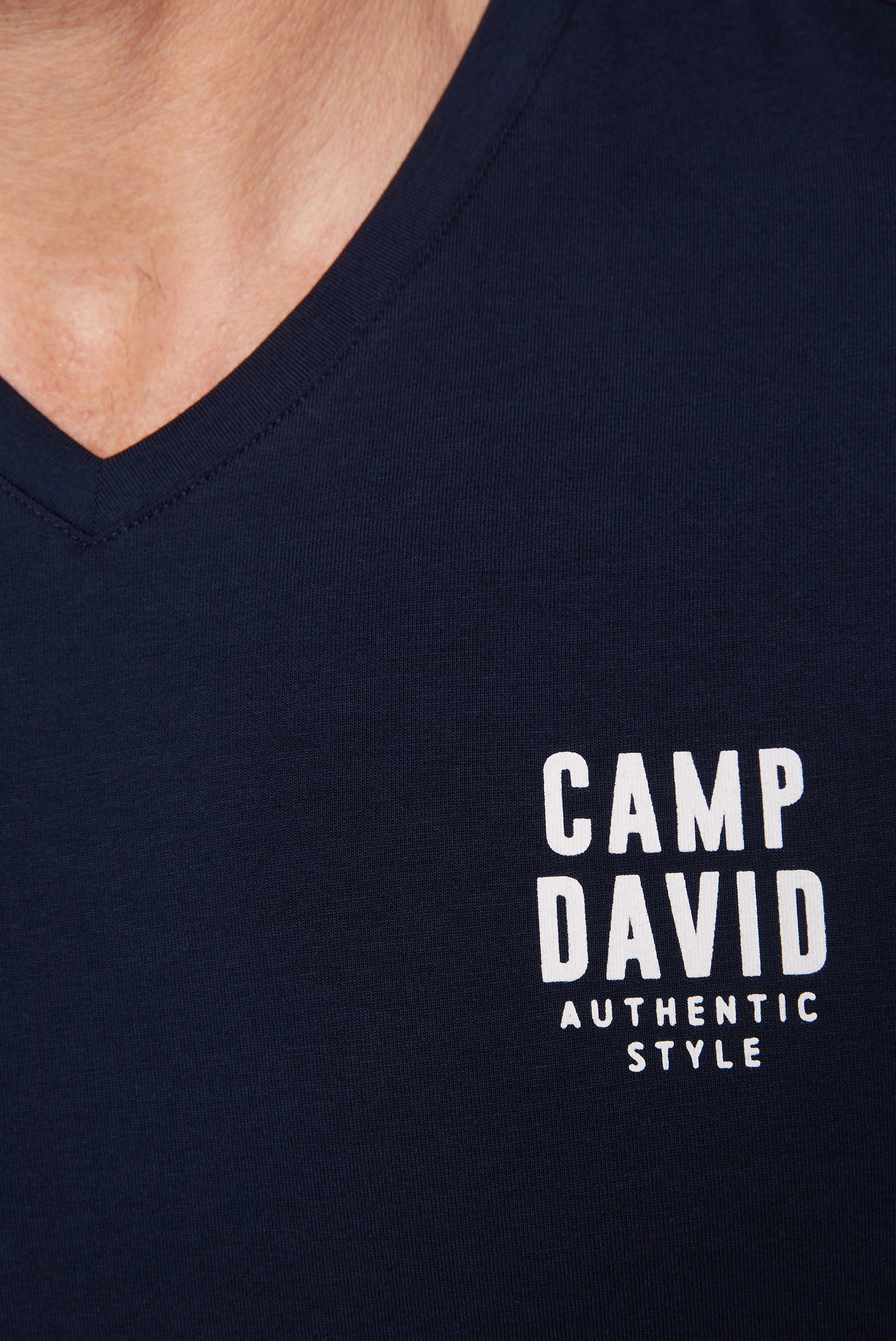 CAMP DAVID V-Shirt, mit Logo-Print auf der Brust