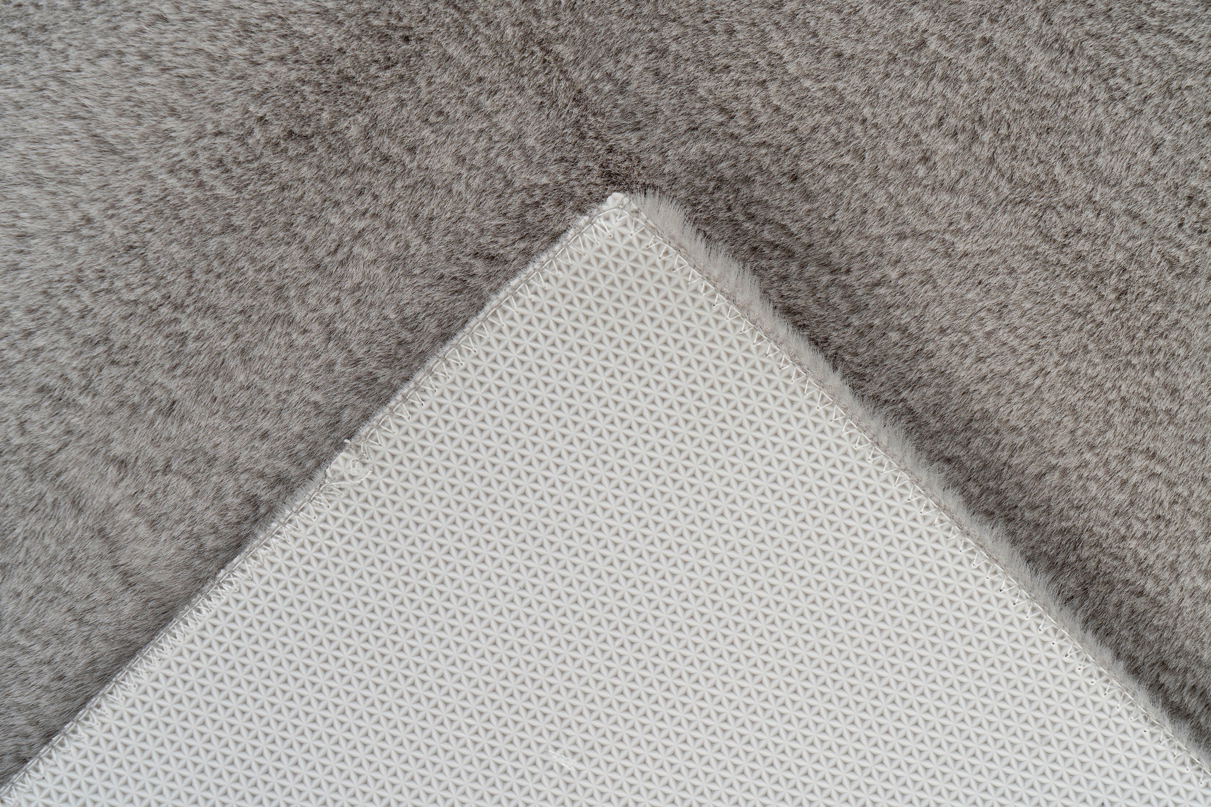 Kayoom Badematte »Rabbit Light«, rutschhemmend beschichtet, fußbodenheizungsgeeignet, weiche Kaninchenfell Haptik, Badezimmer, Kinderzimmer, Schlafzimmer