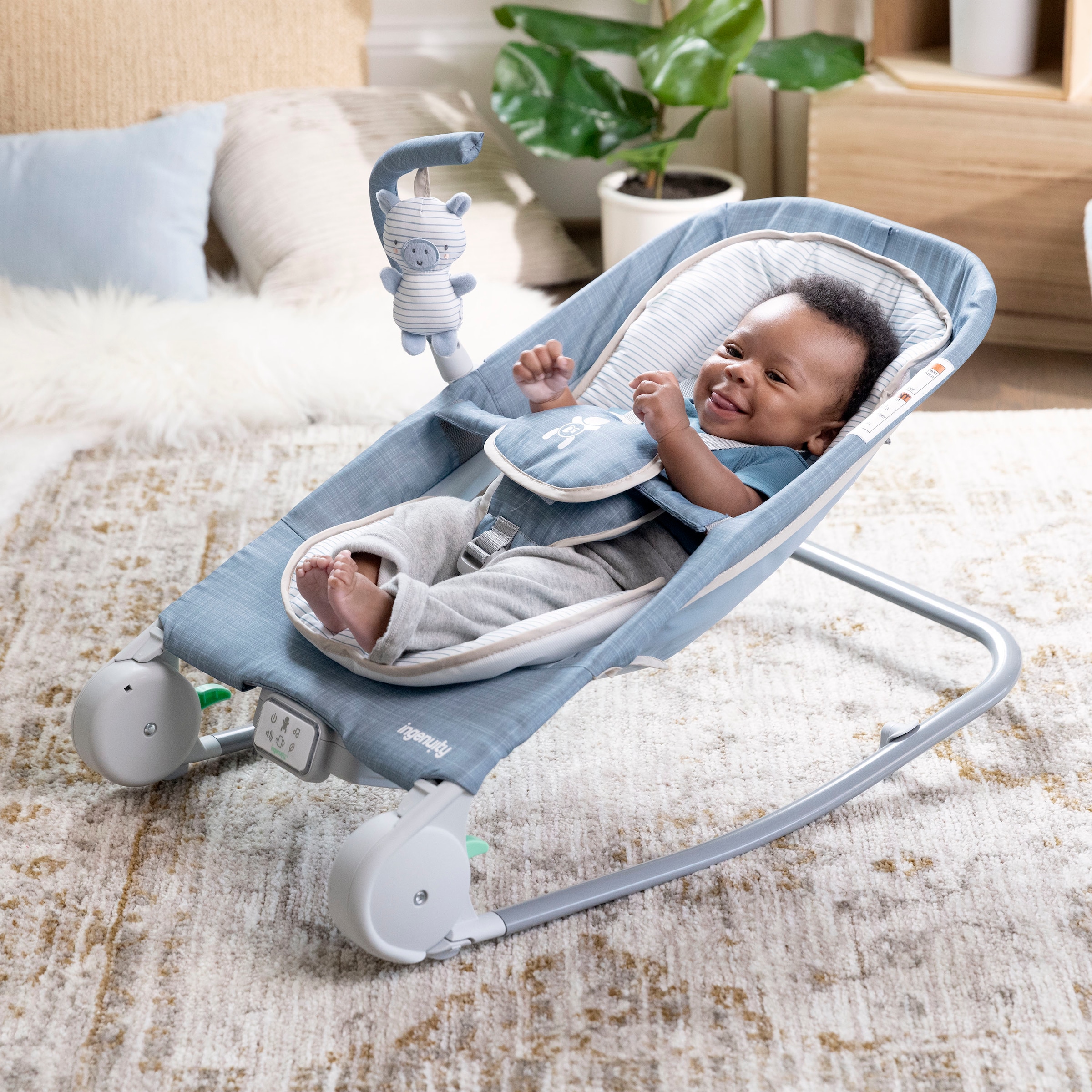 ingenuity Babywippe »Happy Belly™ Rock-to-Bounce Massage Seat - Chambray«, bis 9 kg, mit Melodien und Geräuschen