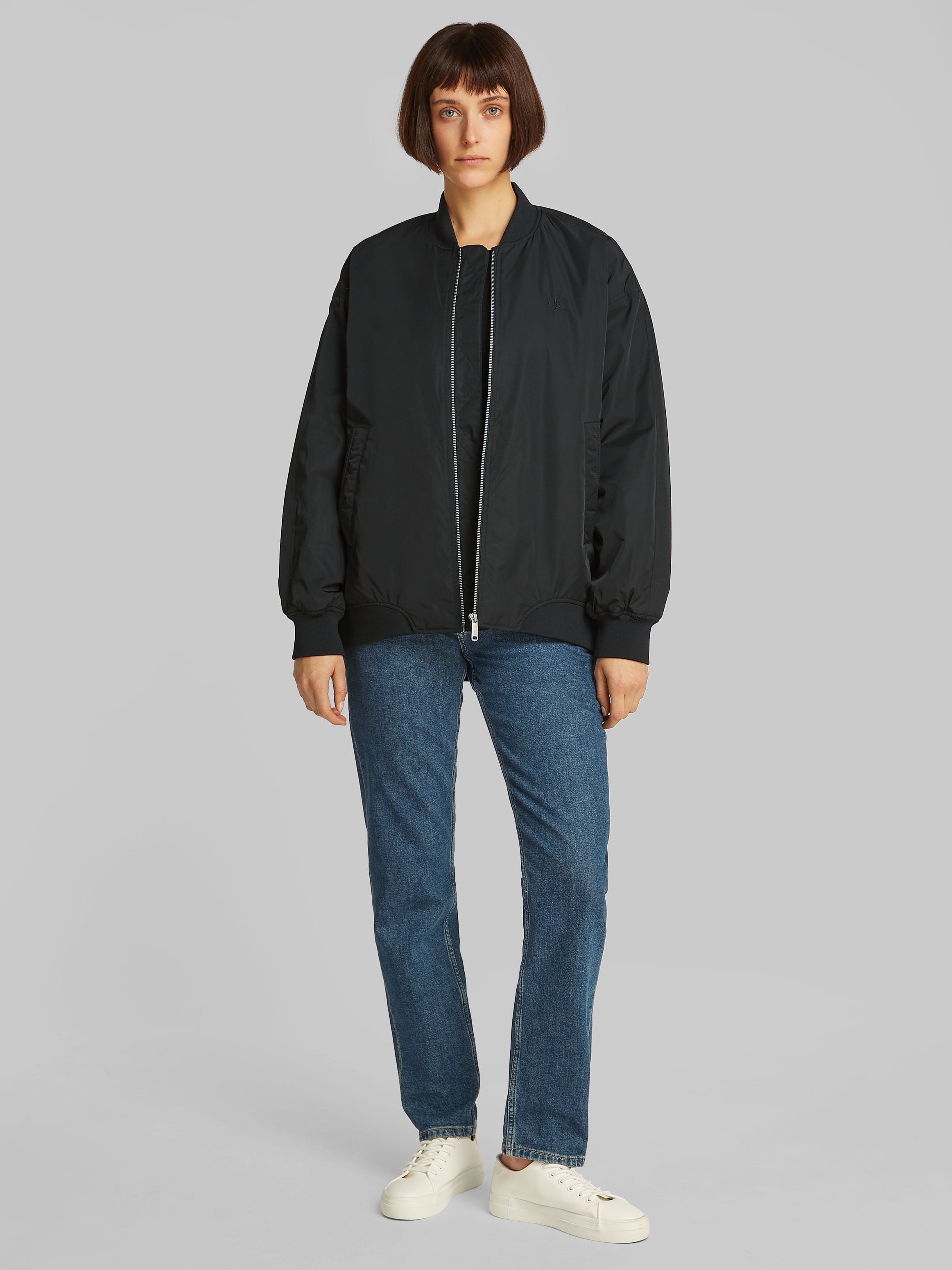 Calvin Klein Jeans Bomberjacke »LONG BOMBER«, mit Logodruck, Rumpfabschluss verengt durch Gummizug