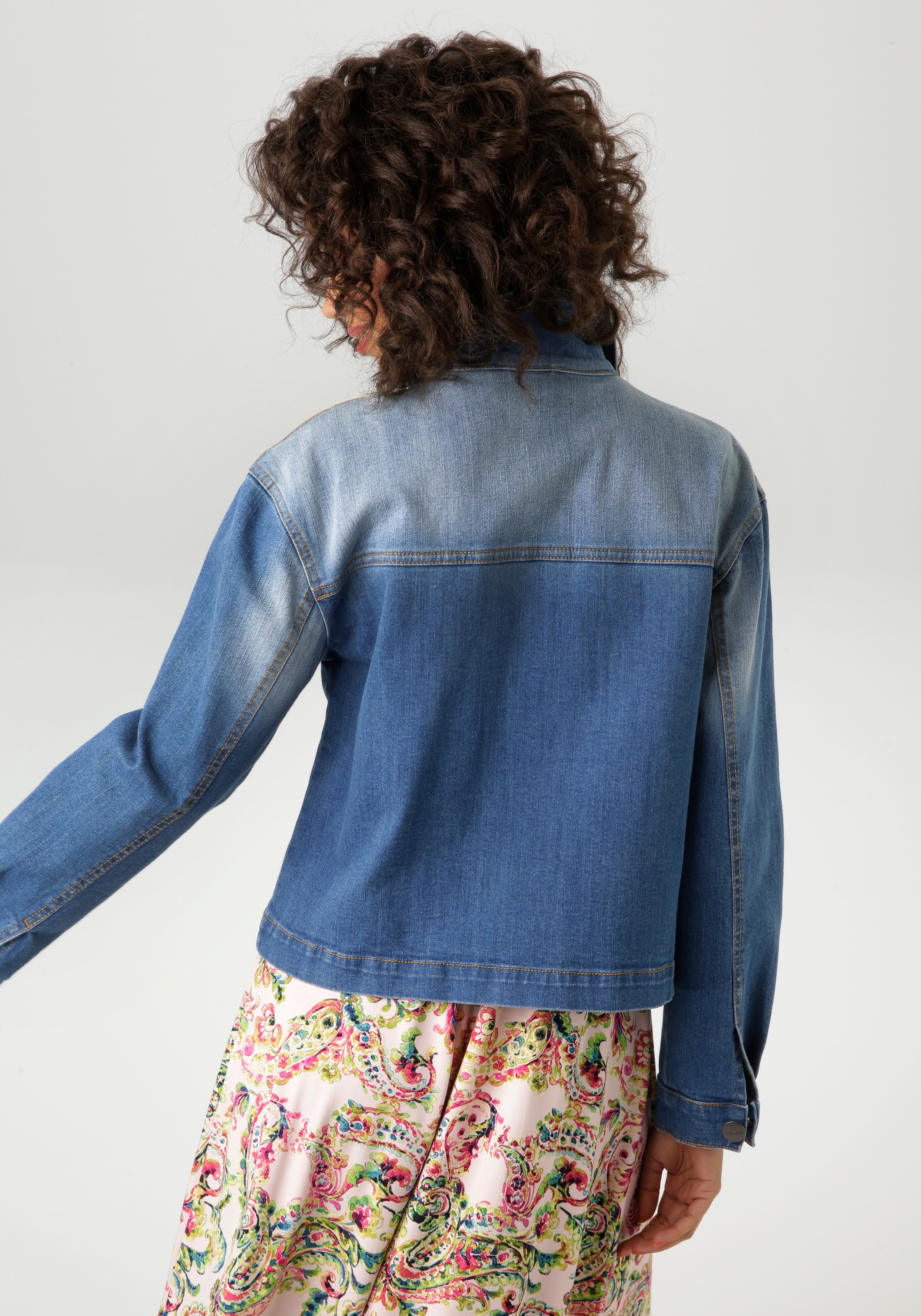 Aniston CASUAL Jeansjacke, in trendiger Used-Waschung
