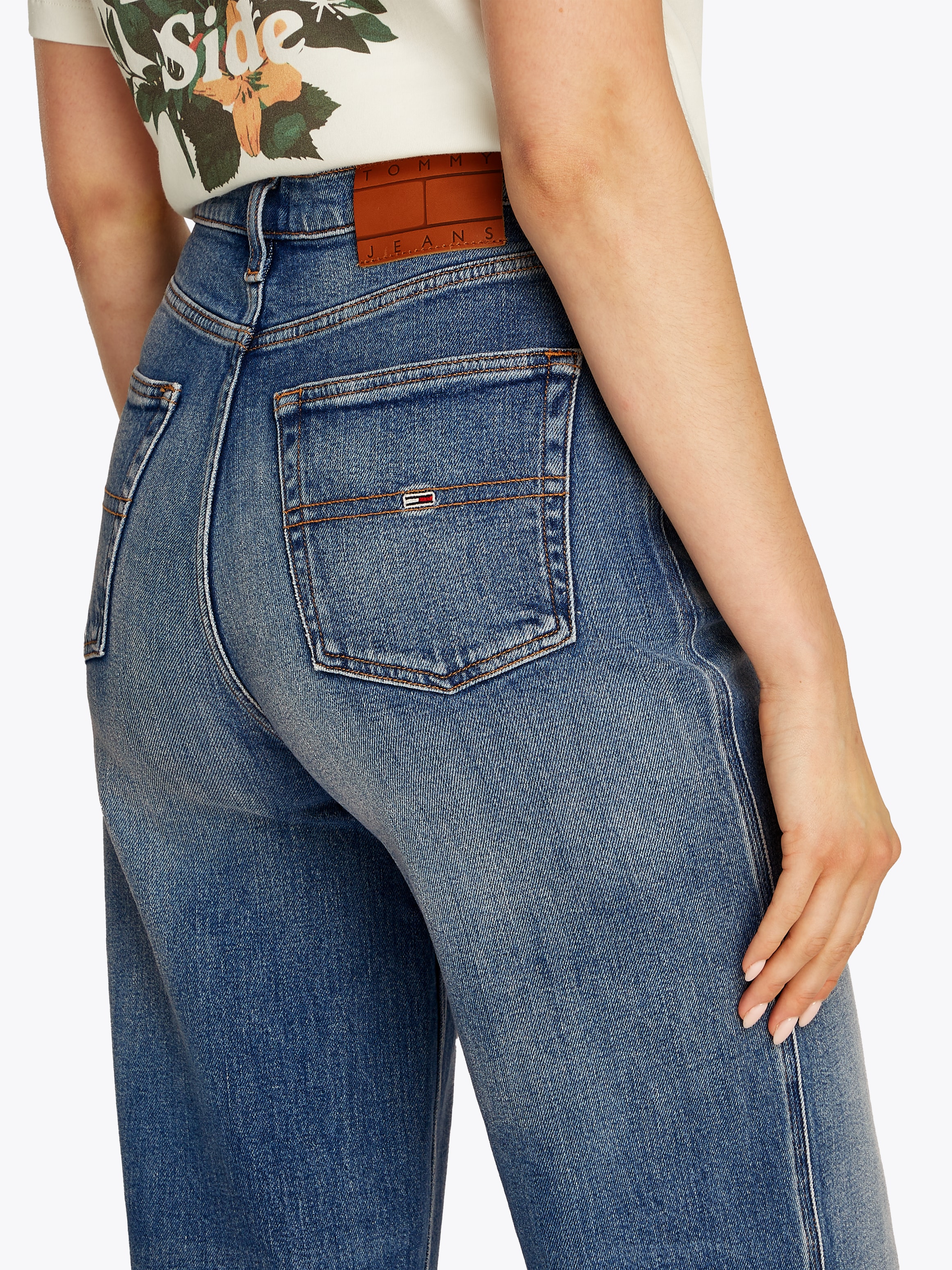 Tommy Jeans Weite Jeans »Claire High Rise«, mit Logo-Badge