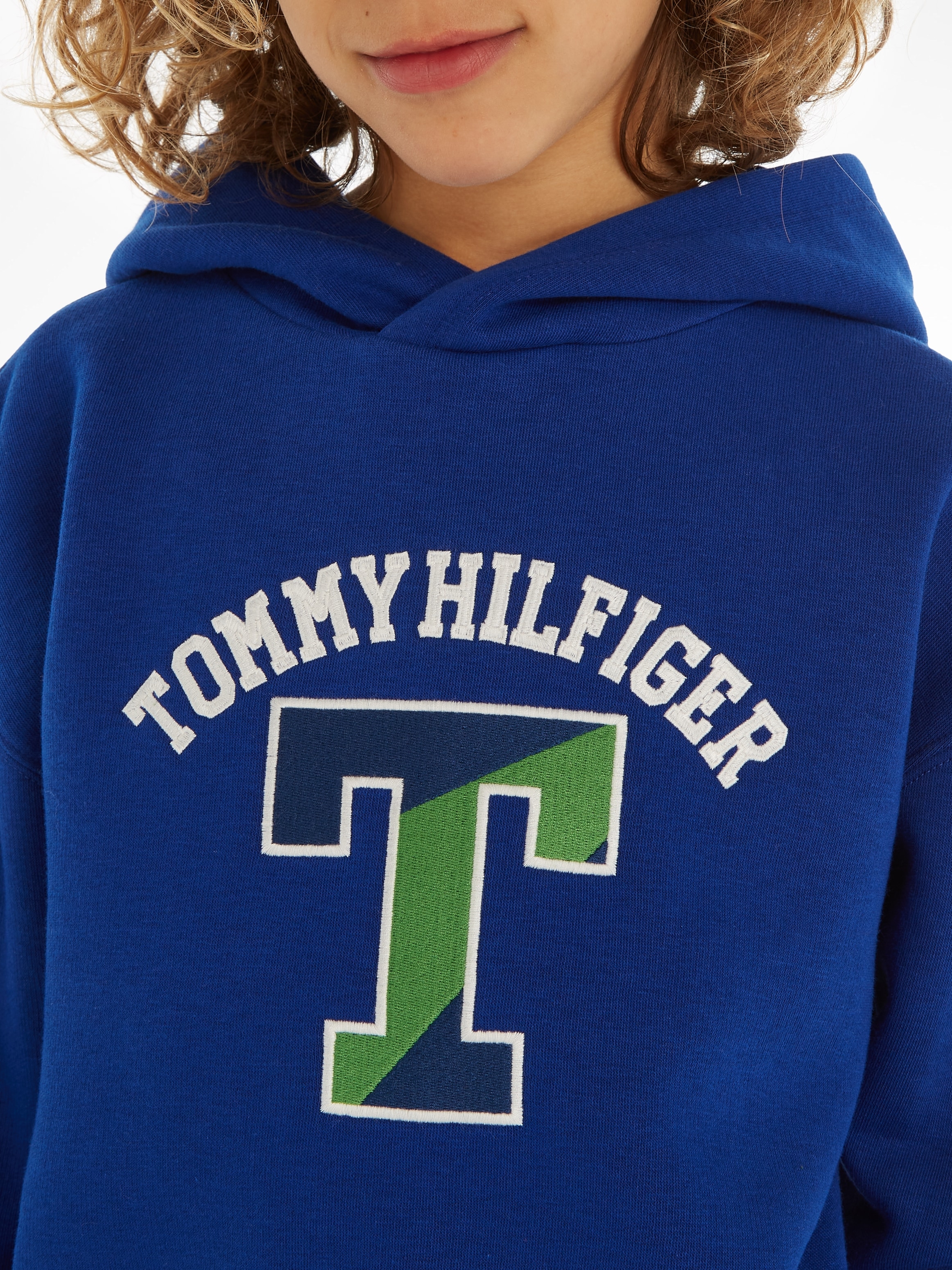 Tommy Hilfiger Kapuzensweatshirt »T ♕ großem Front Tommy Print Hilfiger VARSITY bei HOODIE«, mit