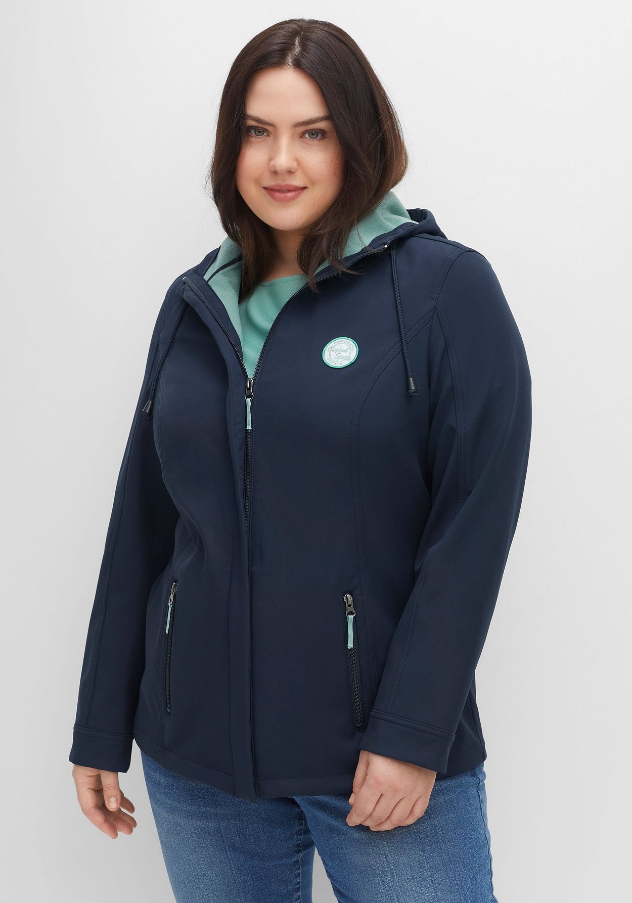 Sheego Softshelljacke »Softshell-Jacke mit Fleece-Innenseite, winddichte Qualität«, mit Kapuze, mit Fleece-Innenseite, winddichte Qualität