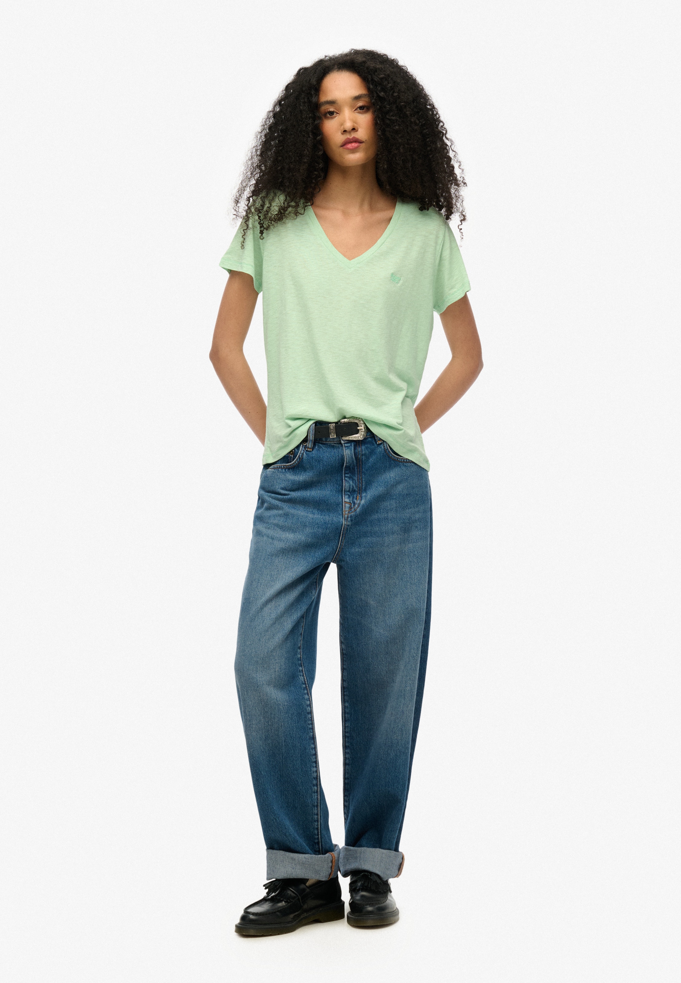 Superdry V-Shirt »STUDIOS SLUB EMB VEE TEE«, strukturiertes T-Shirt mit V-Ausschnitt und Stickerei