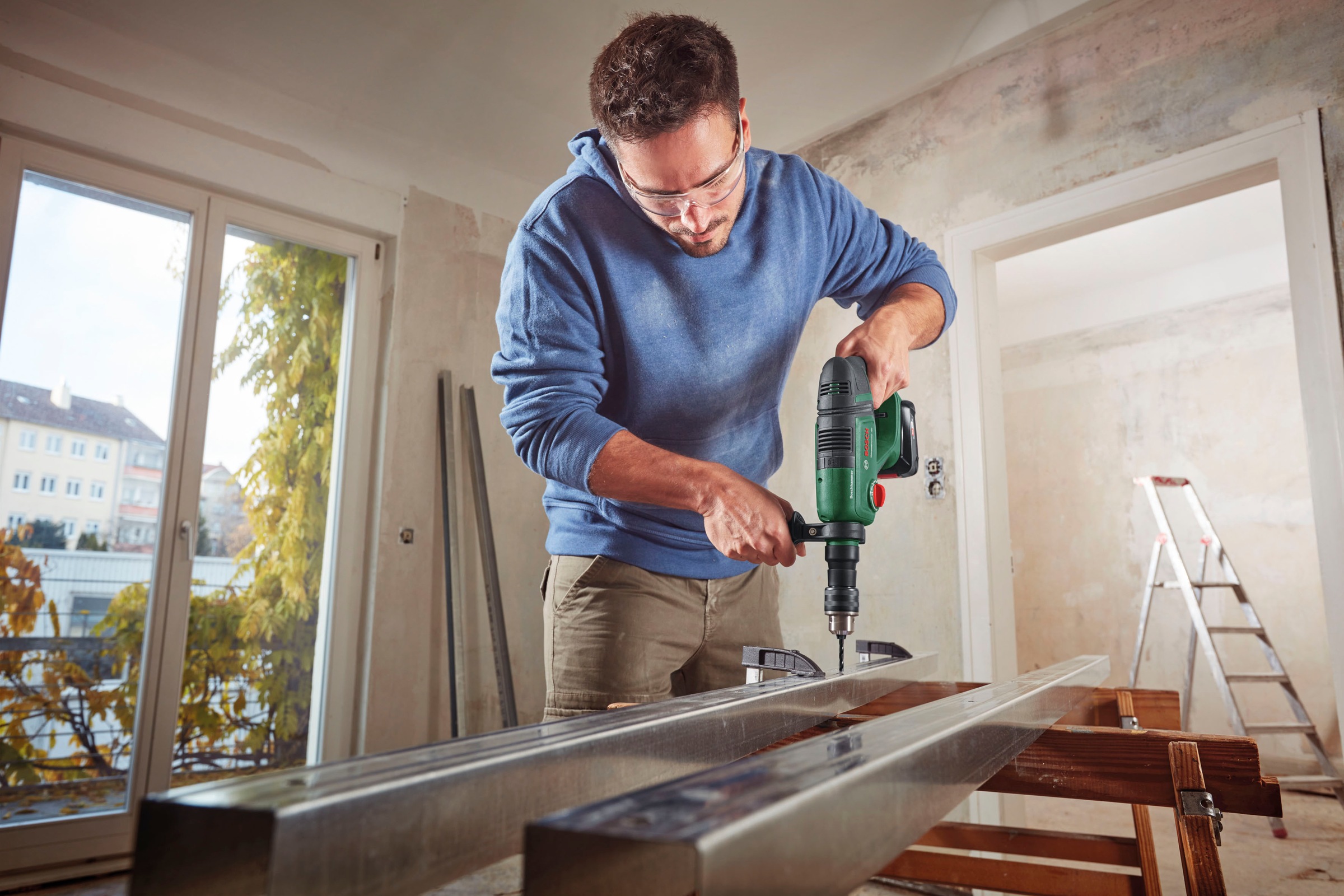 Bosch Home & Garden Akku-Bohrhammer »UniversalHammer«, mit Akku 18V/2,5Ah und Ladegerät AL 1