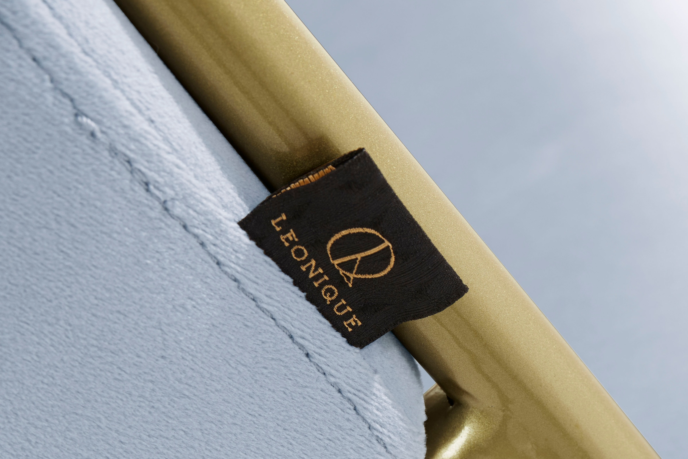 Leonique Esszimmerstuhl »Évreux«, 2 St., Veloursstoff, mit einem goldenen  Metallgestell, Sitzhöhe 49 cm auf Raten bestellen