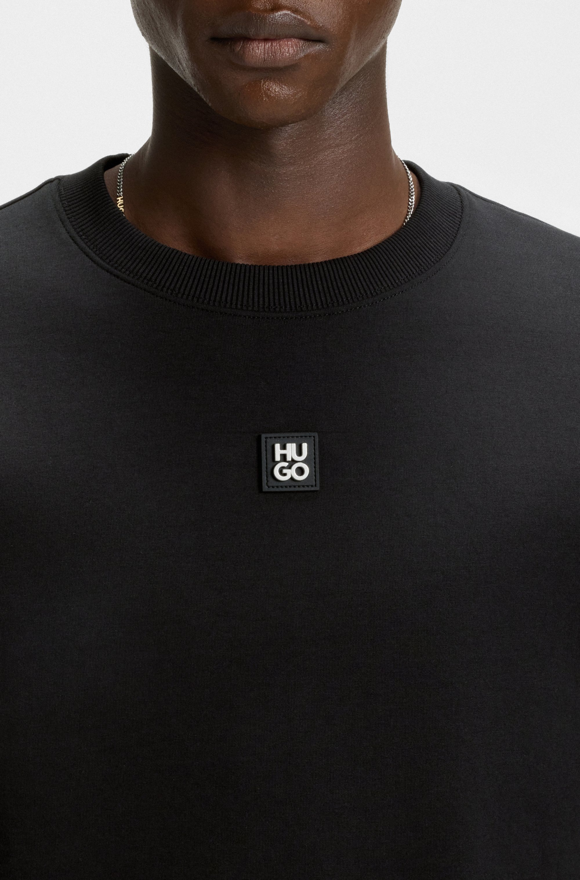 HUGO Sweatshirt »Dettil Metal Stacked Logo«, Premium Metall Logo Rundhalsausschnitt, Relaxed Fit, Baumwollmix
