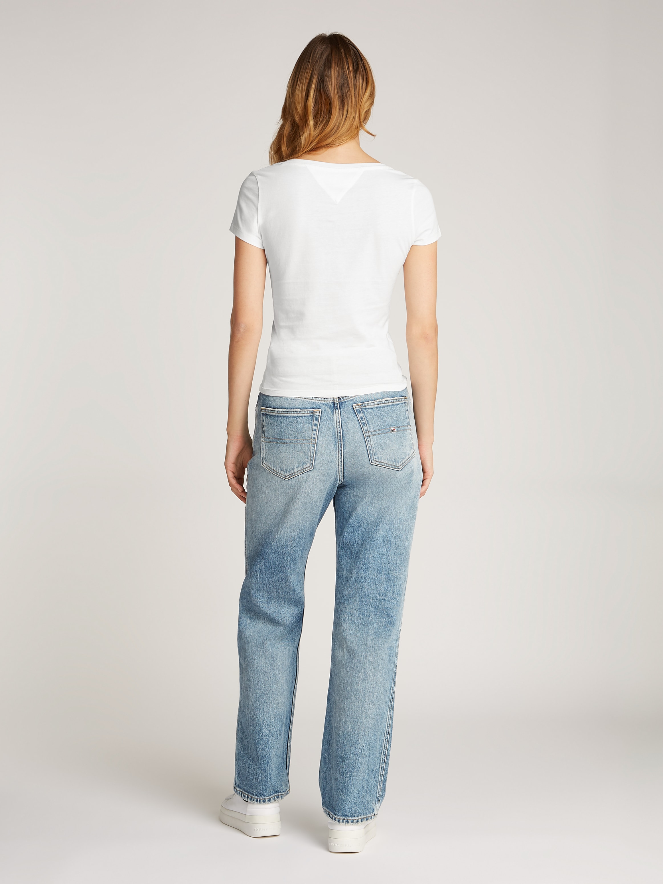 Tommy Jeans T-Shirt »TJW 2PACK V-NECK TEE«, (Packung, 2 tlg., 2-er Pack), mit Logostickerei