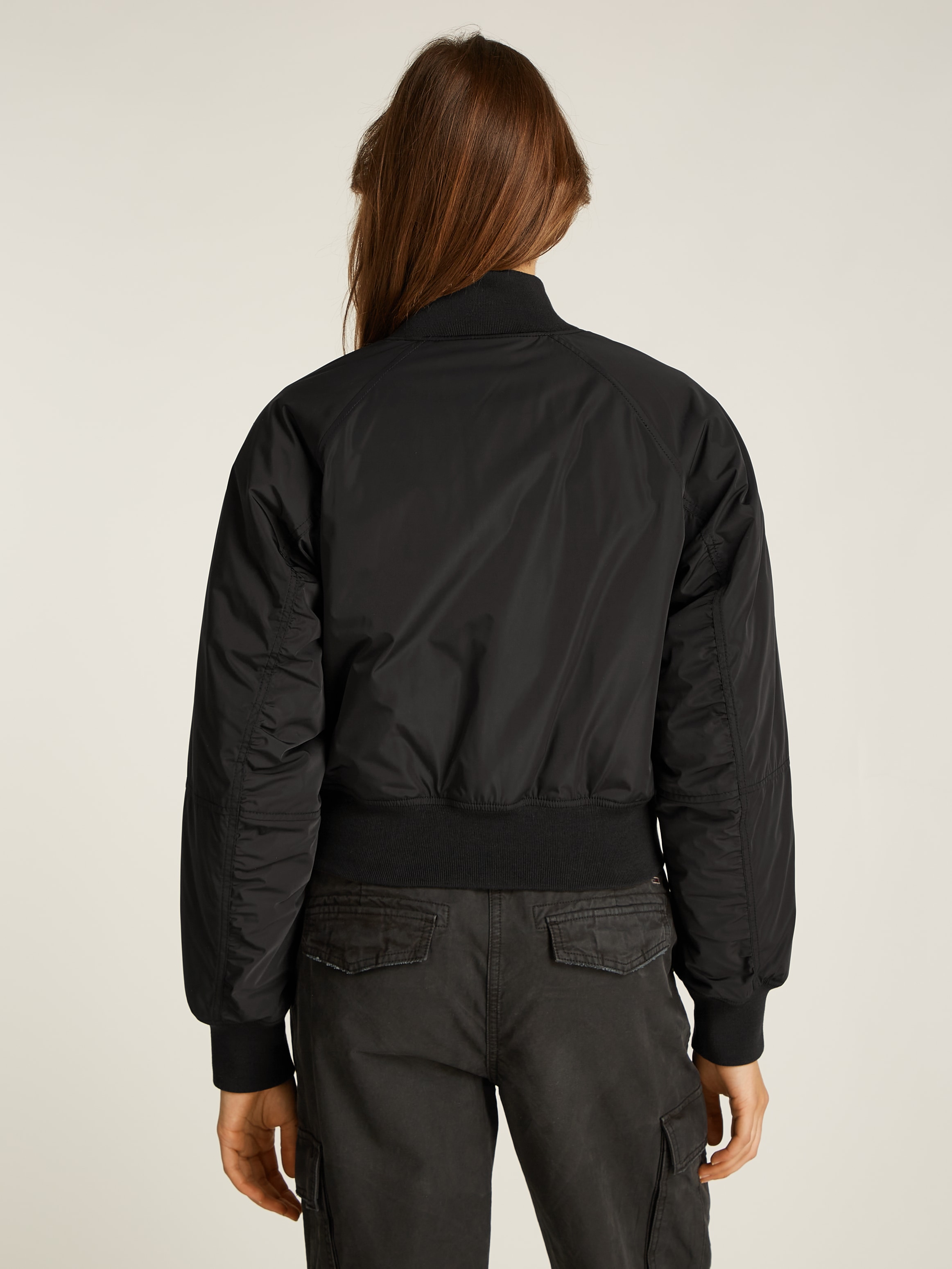 Tommy Jeans Bomberjacke, mit leichter Wattierung, mit Logostickerei