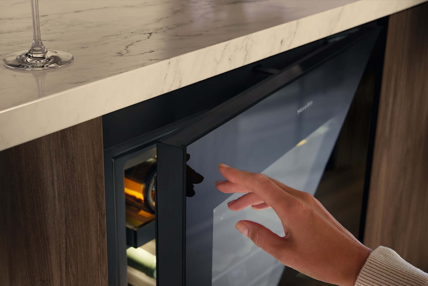Miele Weintemperierschrank »KWTUS 7196 E«, für 38 St. Standardflaschen á 075l
