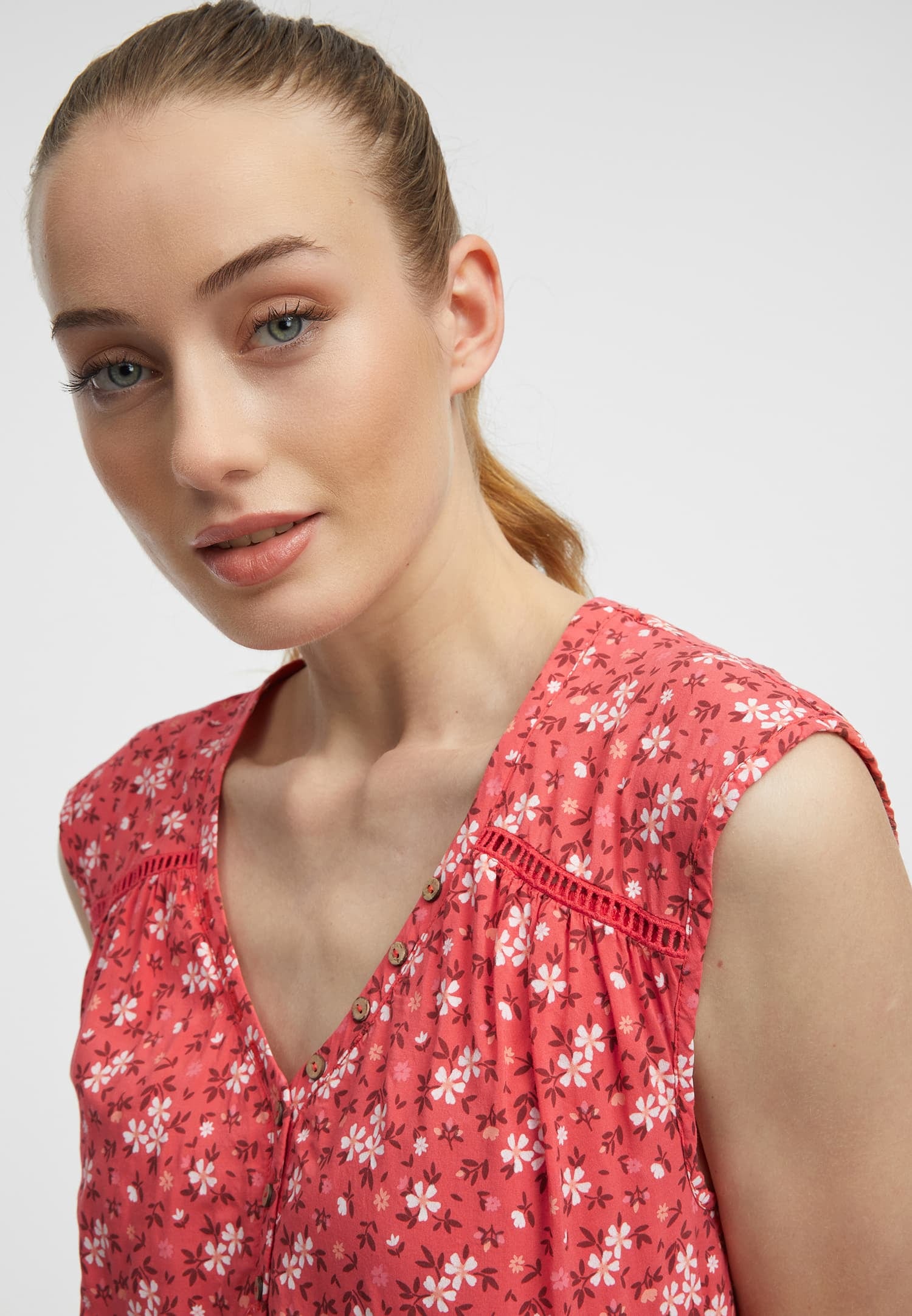 Ragwear V-Shirt »SALTTY B«, V-Ausschnitt mit Zierknöpfen im Relax Fit