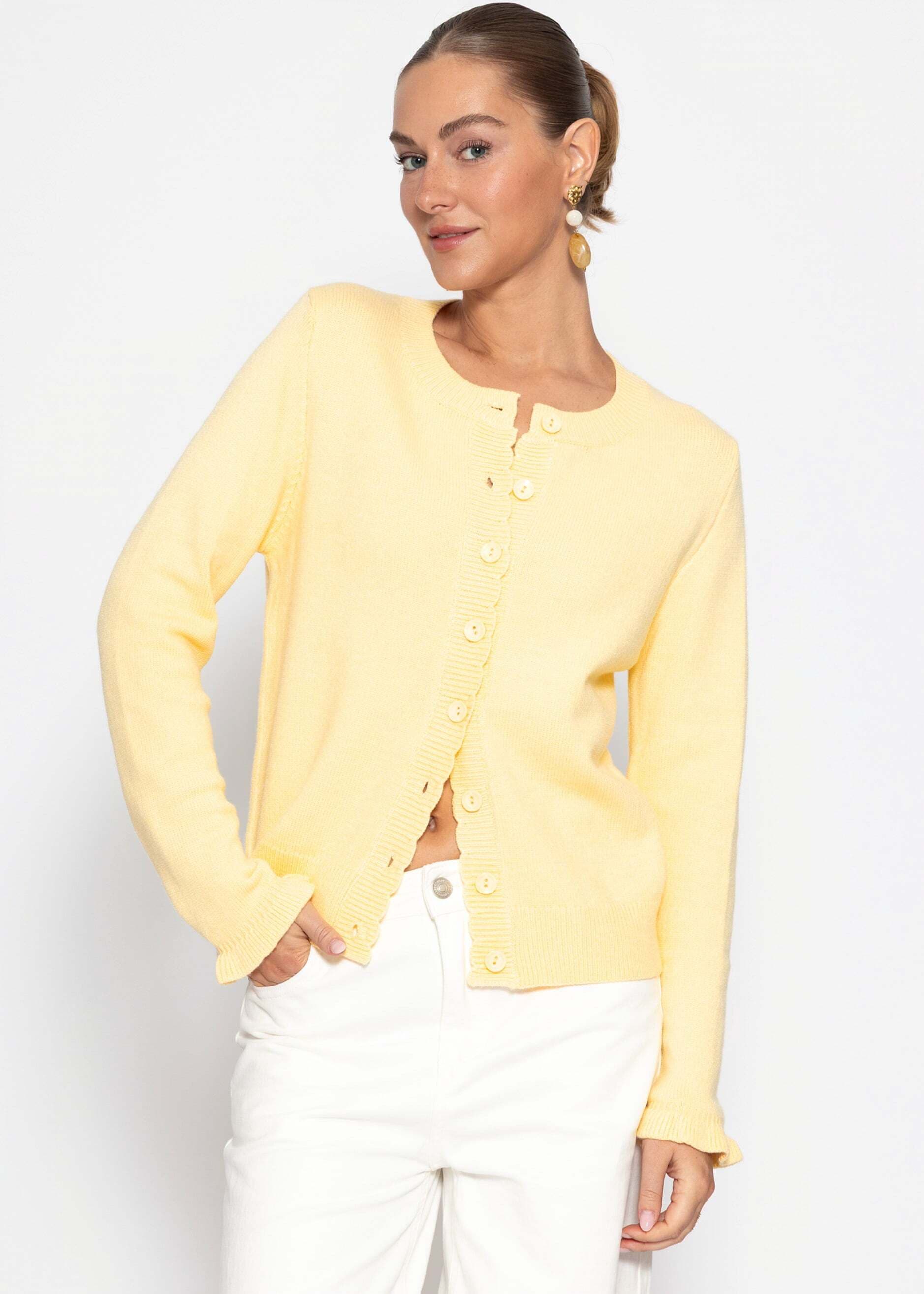 SASSYCLASSY Strickjacke »Strickjacke mit Volants« Verspielter Cardigan mit Knopfleiste und gerippten Bündchen