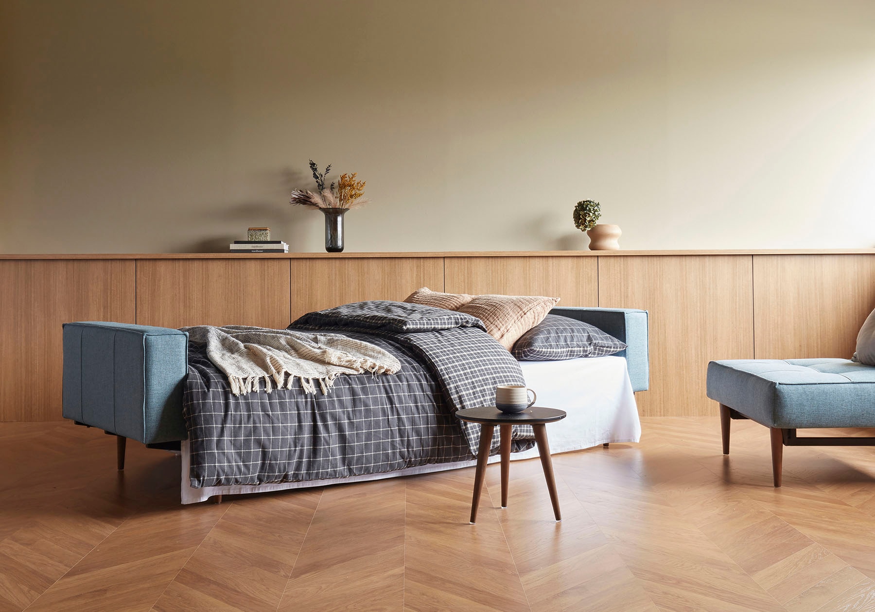 Sofa Armlehne und LIVING skandinavischen Rechnung kaufen ™ Beinen, auf in Design Styletto mit »Splitback«, dunklen INNOVATION