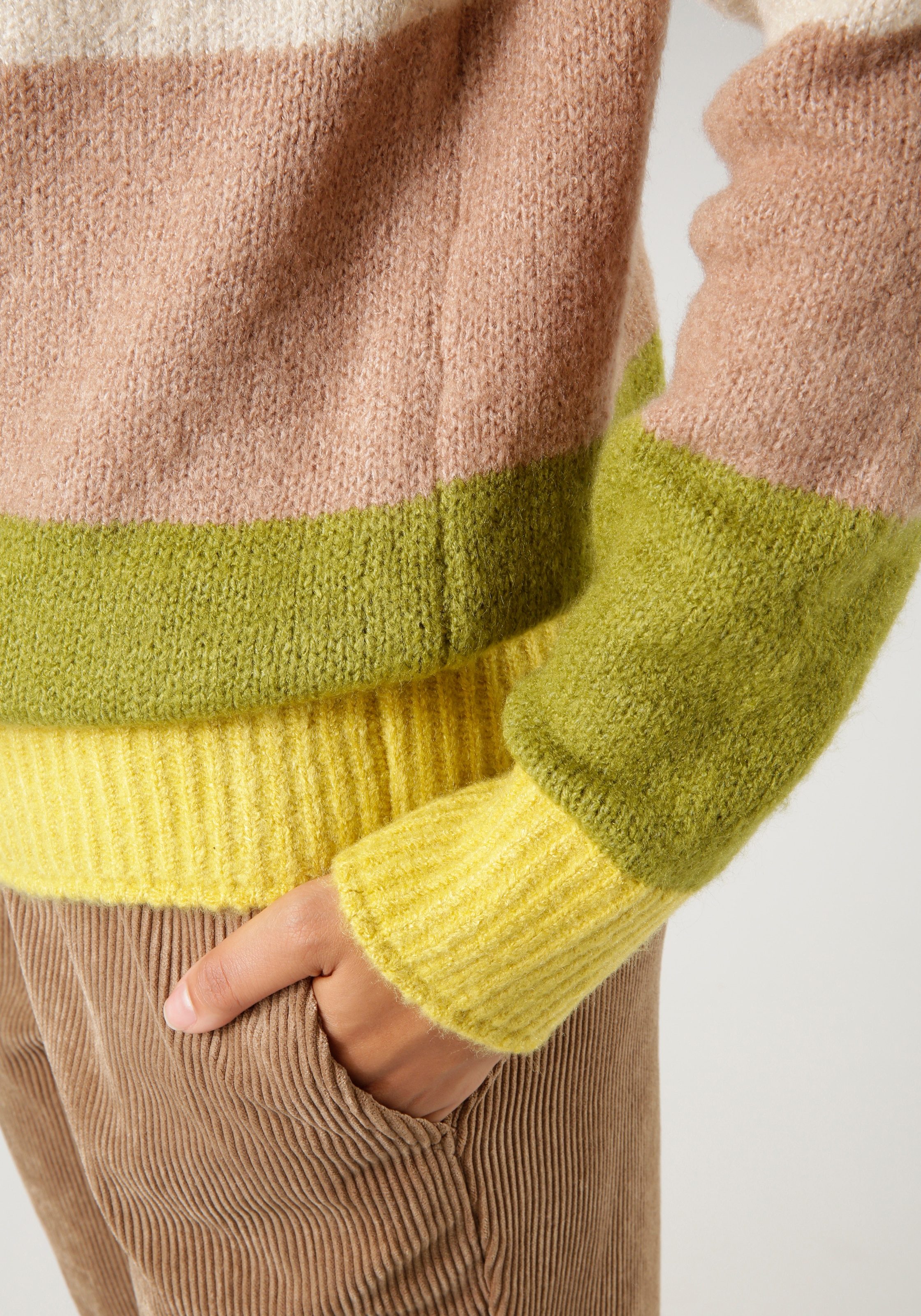 Aniston CASUAL Strickpullover, mit trendfarbenen, breiten Ringeln