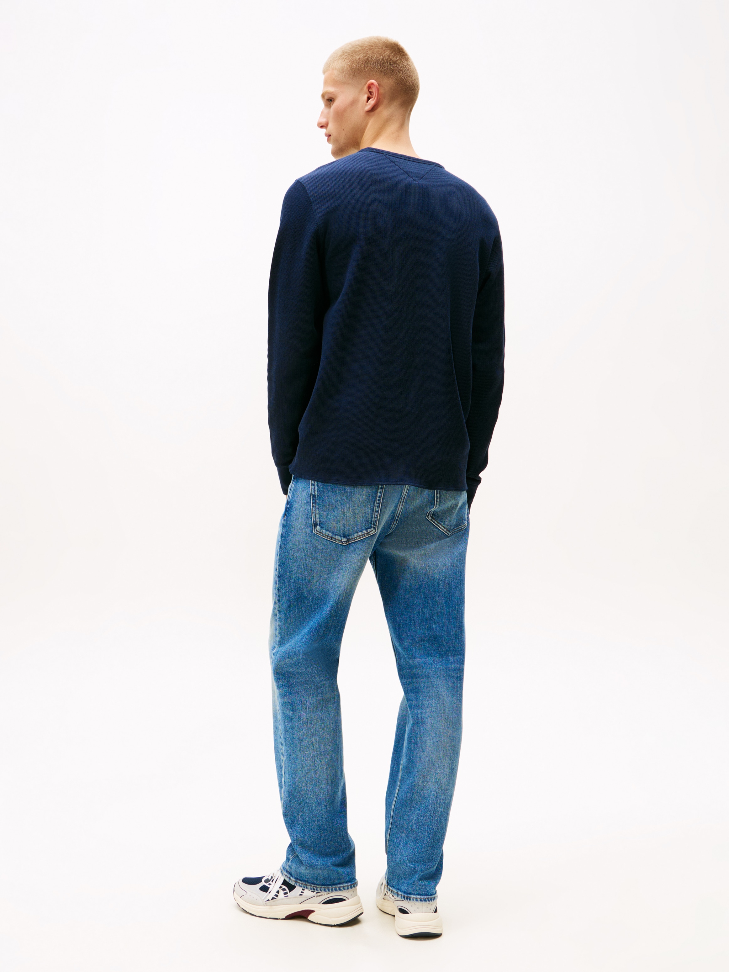 Tommy Jeans Henleyshirt »TJM WAFFLE SCRIPT HENLEY« Rundhals, slim fit, mit feiner Struktur