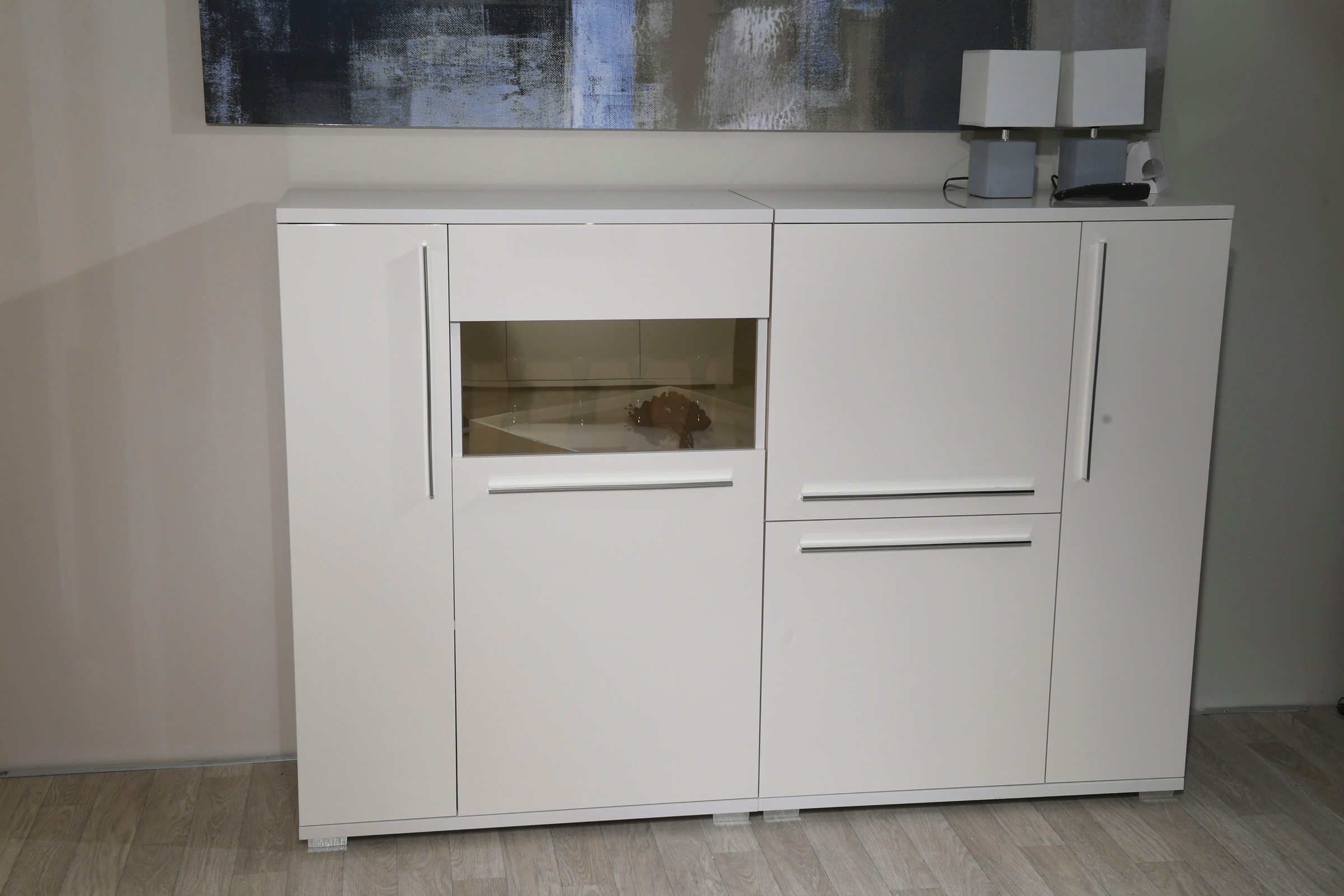 Places of Style Vitrine »Piano«, UV lackiert, Soft-Close Funktion