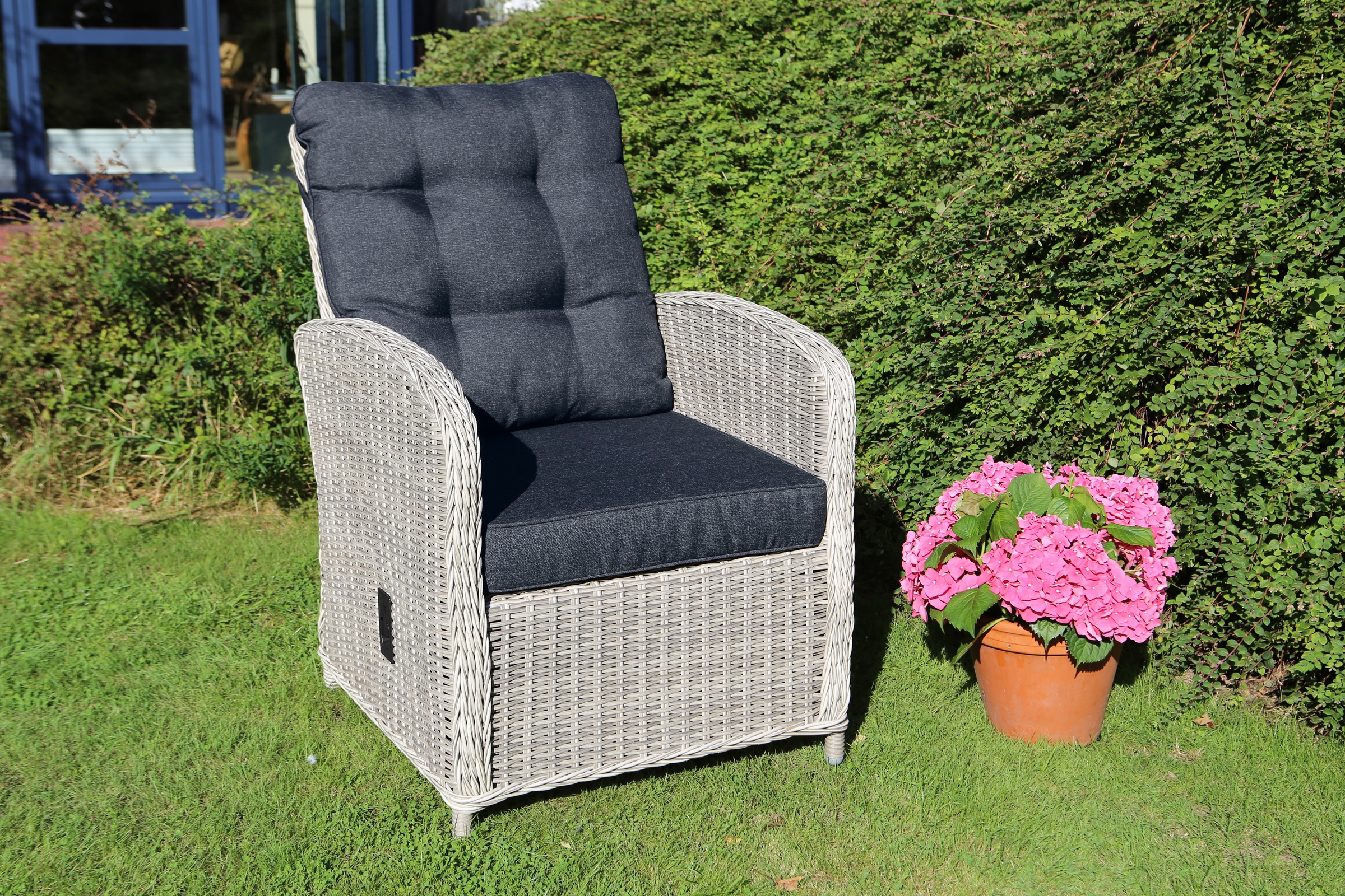 Destiny Gartenlounge-Set »MERANO«, (11 tlg., 1x 2er Sofa, 2x Sessel, 1x Tisch, inkl. Auflagen), Aluminium, Polyrattan