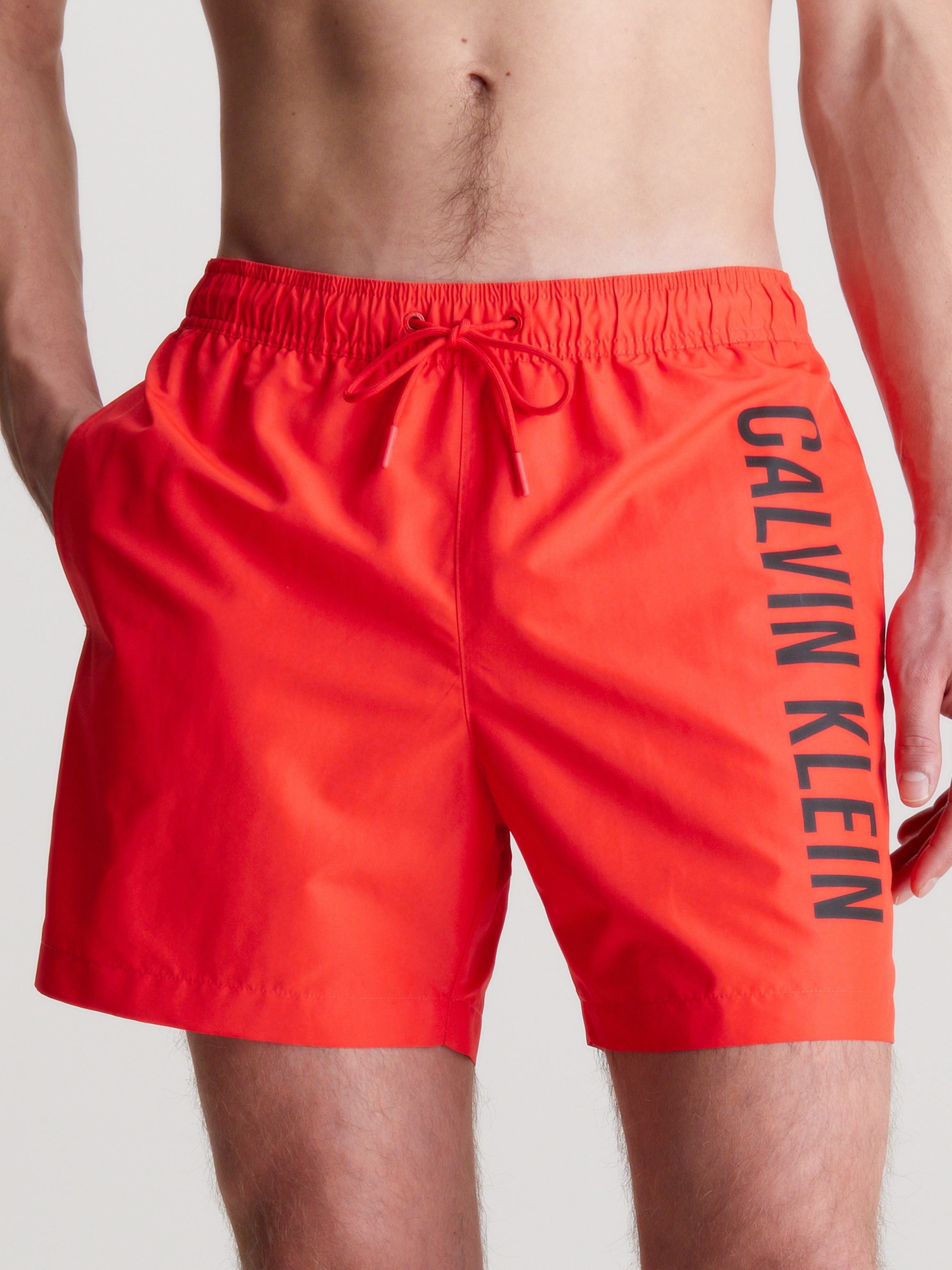 Calvin Klein Swimwear Badeshorts »MEDIUM DRAWSTRING«, mit kontrastfarbenem Logo-Schrifztug am Bein