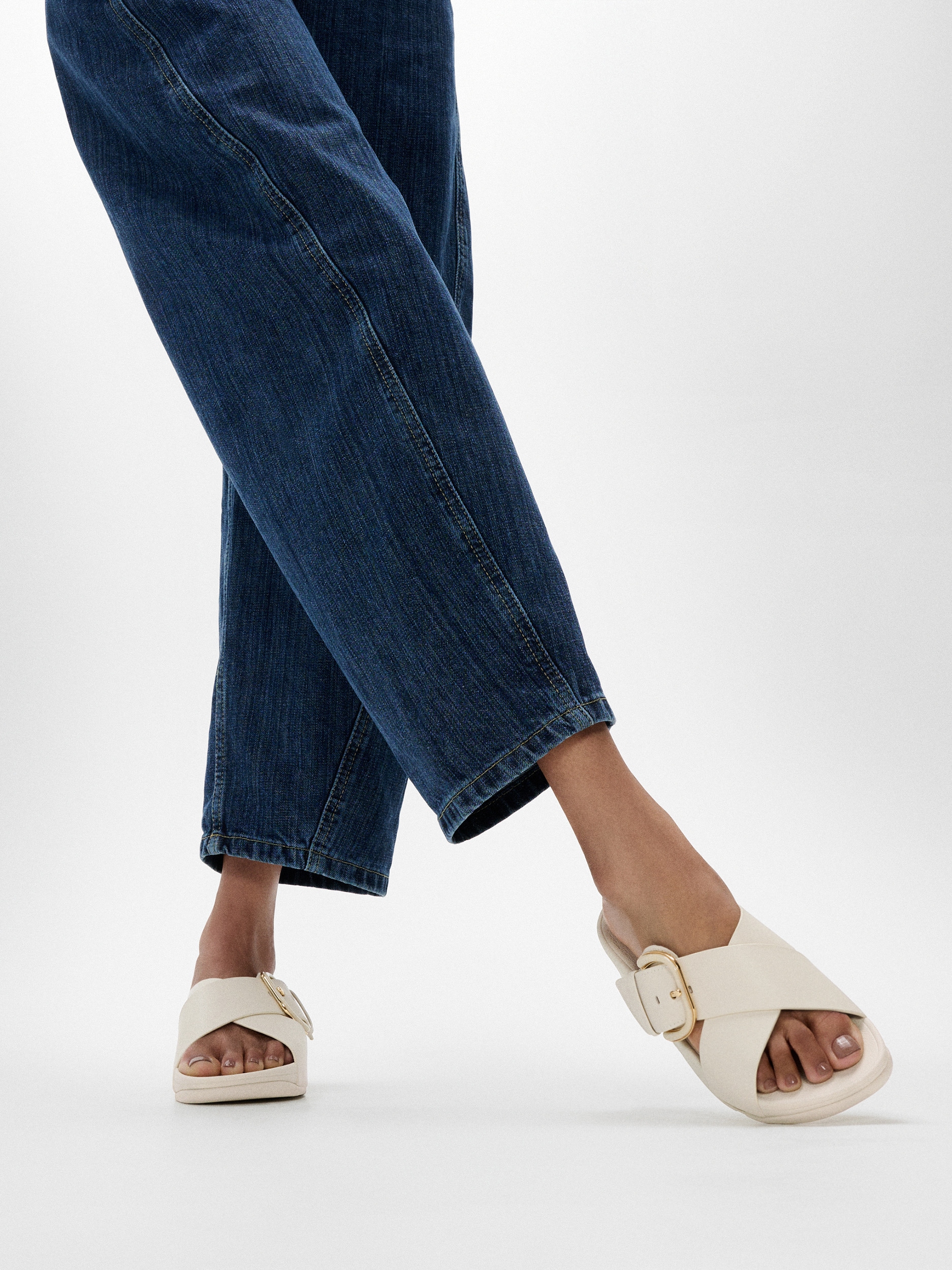 Fitflop Pantolette »LULU RESIN-BUCKLE LEATHER CROSS SLIDES«, Plateauschuh, Sandale in schmaler Form