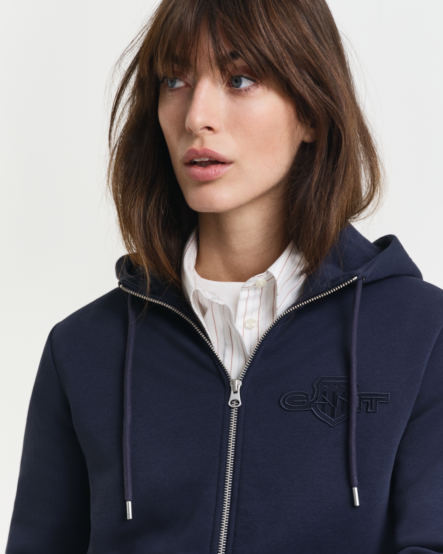 Gant Kapuzensweatjacke »REG TONAL SHIELD ZIP HOODIE«, Markenstickerei, Kapuze, Rippbündchen