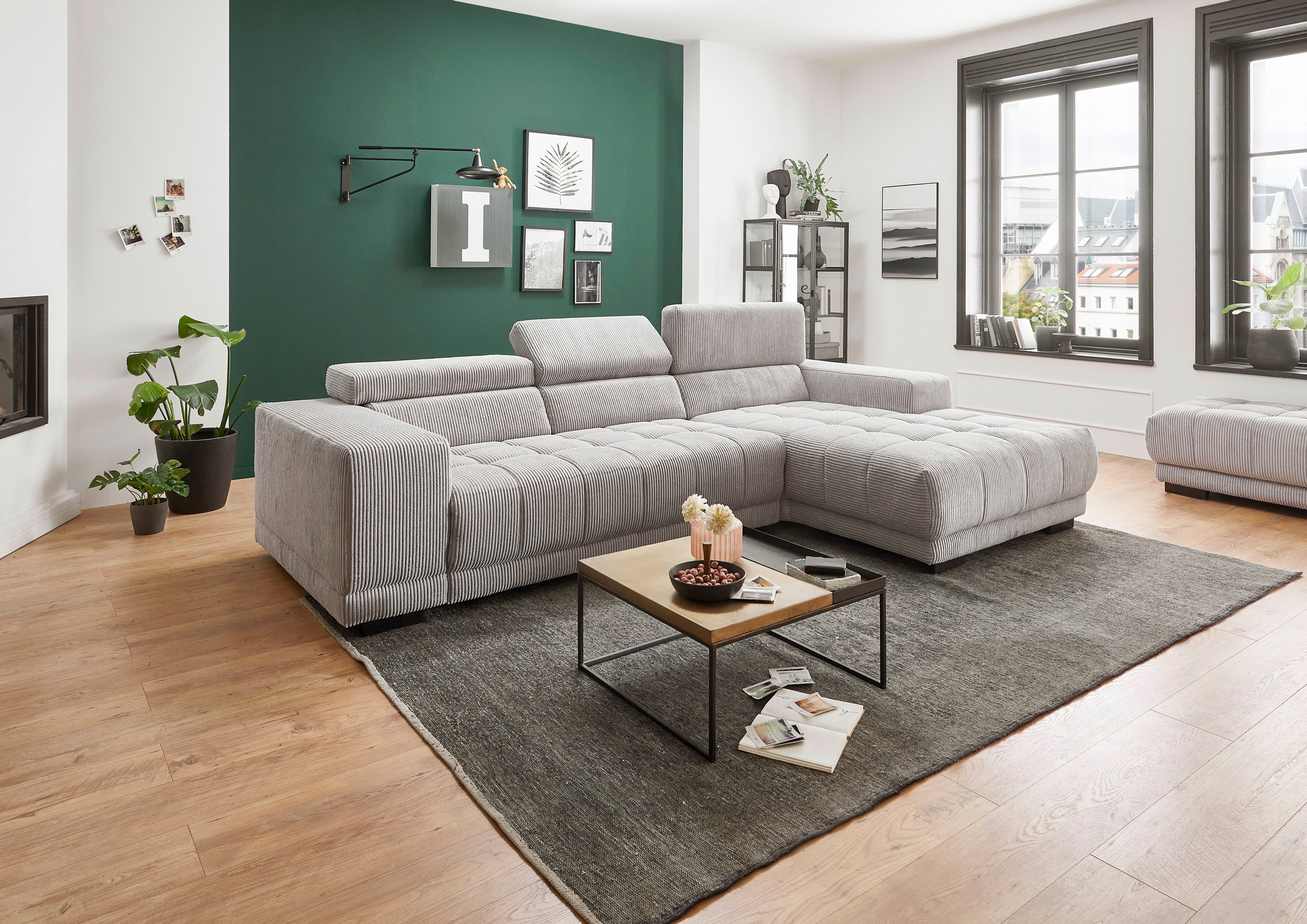 Die PlanBar Ecksofa »MP-IN15053 L-Form schmaler Schenkel« mit Kopfteilverstellung, wahlweise mit manueller Vorziehbank