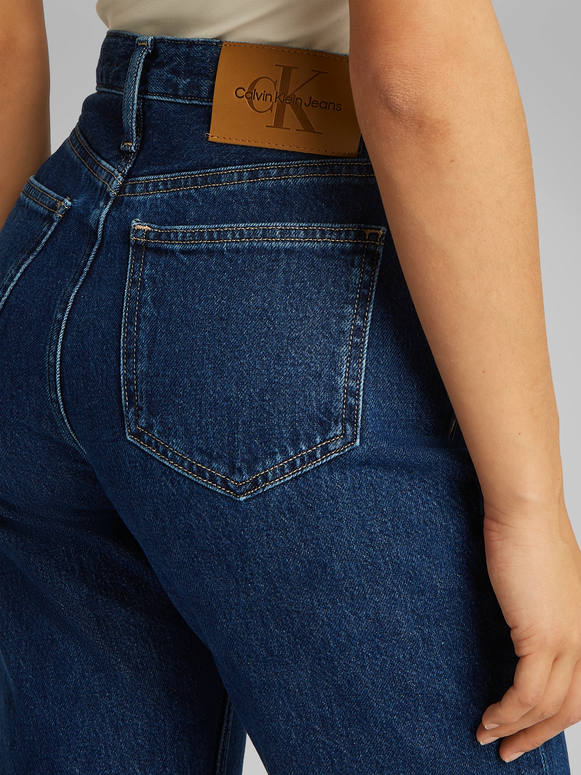 Calvin Klein Jeans Mom-Jeans »HIGH RISE STRAIGHT«, leichte Stoned wash Optik, mit Coinpocket