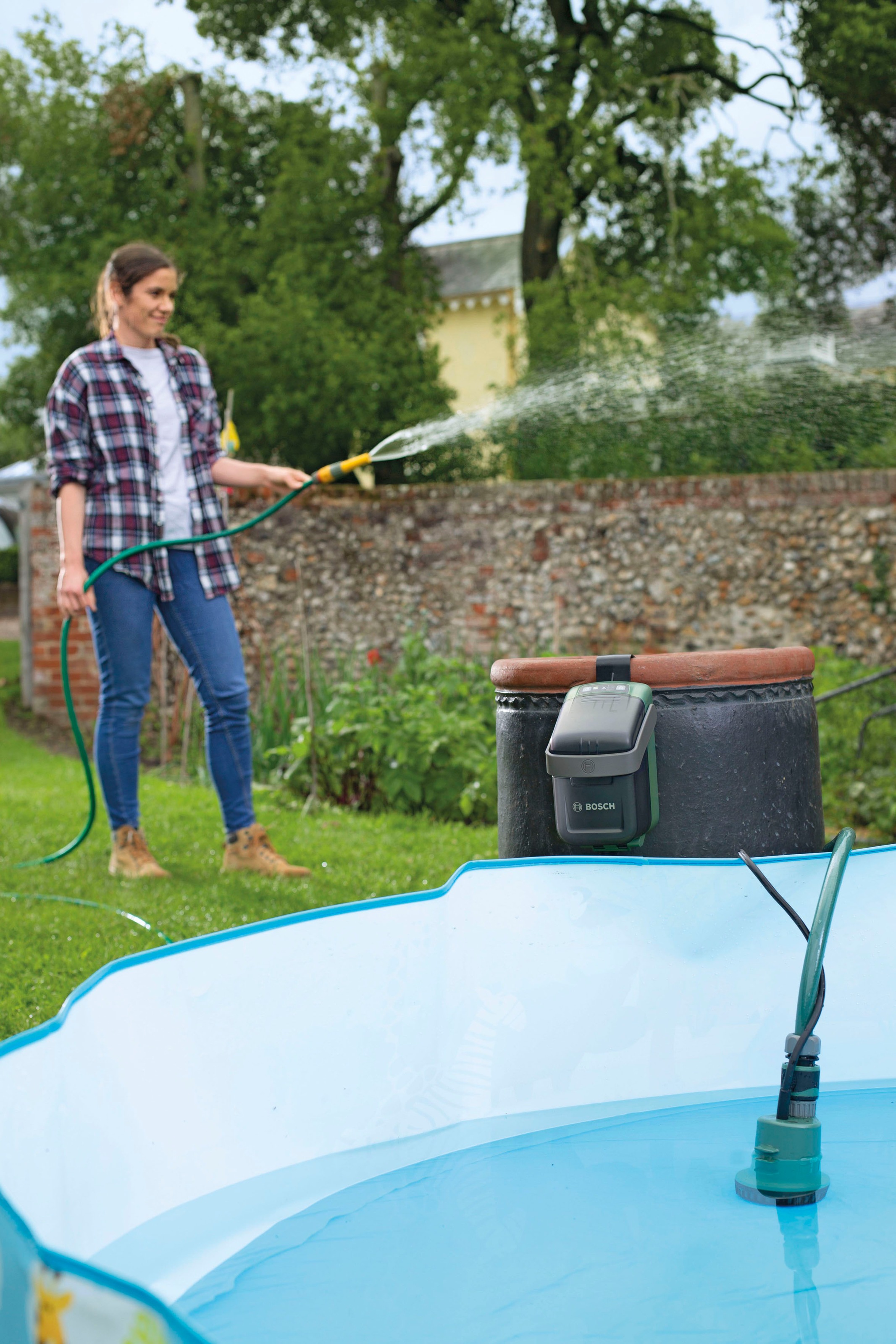 Bosch Home & Garden Akku-Gartenpumpe »GardenPump 18V-2000«, mit Akku 18V/2,5 Ah und Ladegerät