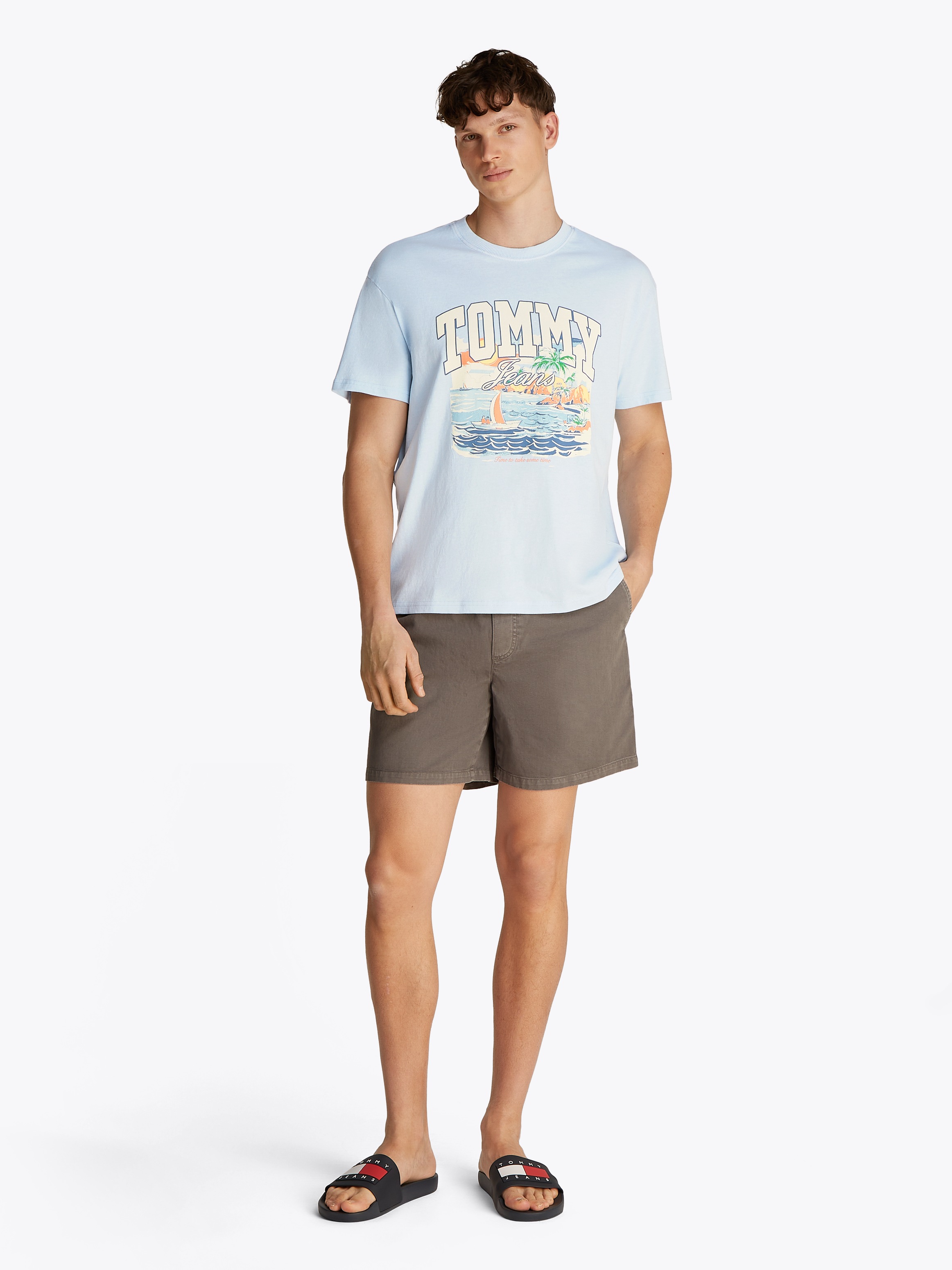 Tommy Jeans T-Shirt »TJM RLX ARCH SAILING SS TEE EXT«, mit großem, mehrfarbigen Print auf der Brust